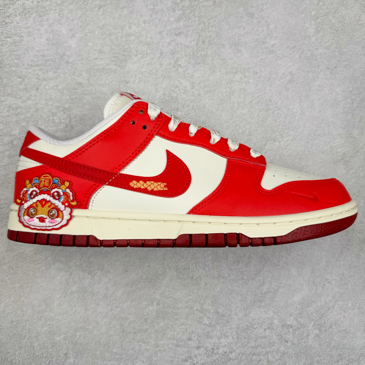 ＃纯原 NK Dunk Low 金蛇献瑞 福运 蛇年限定 HJ3491-161 定制系列天花板 无原鞋不开发 全系列得物原鞋一比一校对开发 配色持续更新中 终端对接 优势输出 全套原厂楦头原纸板数据档案倾力打造 原汁原味莞产 极致还原 圈内最强针车工艺 高端零售指定版 广东原厂配套原盒原标 鞋盒分三个尺码段 原厂冲刀 超高清洁度 全鞋零毛边皮料切割 采用原厂百宏鞋带以及原厂百宏织唛舌标 内标可供原厂几率过验 进口原装条纹中底布 四线拉帮白色点胶 原厂拉帮手法遵循公司 原厂电绣 极致还原 尺码：35.5 36 36.5 37.5 38 38.5 39 40 40.5 41 42 42.5 43 44 44.5 45 46 47.5-选品中心