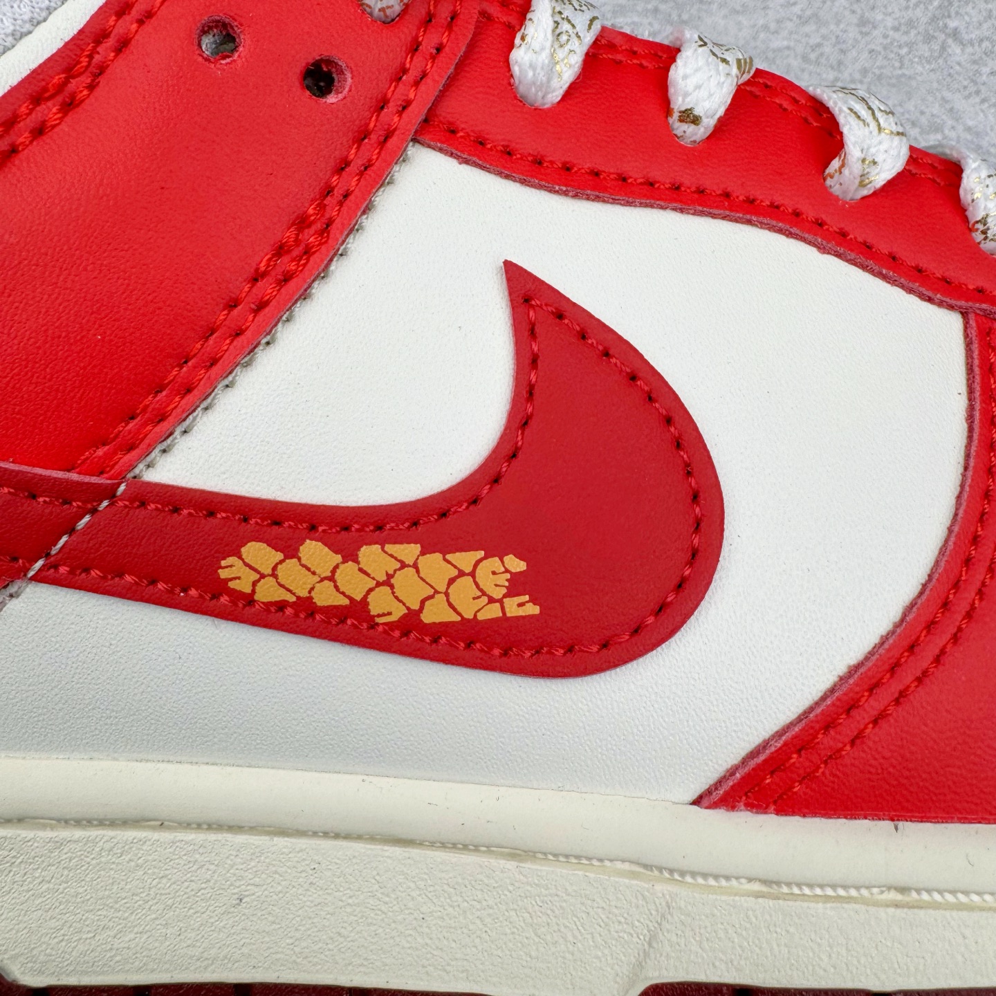 图片[21]-＃纯原 NK Dunk Low 金蛇献瑞 福运 蛇年限定 HJ3491-161 定制系列天花板 无原鞋不开发 全系列得物原鞋一比一校对开发 配色持续更新中 终端对接 优势输出 全套原厂楦头原纸板数据档案倾力打造 原汁原味莞产 极致还原 圈内最强针车工艺 高端零售指定版 广东原厂配套原盒原标 鞋盒分三个尺码段 原厂冲刀 超高清洁度 全鞋零毛边皮料切割 采用原厂百宏鞋带以及原厂百宏织唛舌标 内标可供原厂几率过验 进口原装条纹中底布 四线拉帮白色点胶 原厂拉帮手法遵循公司 原厂电绣 极致还原 尺码：35.5 36 36.5 37.5 38 38.5 39 40 40.5 41 42 42.5 43 44 44.5 45 46 47.5-选品中心