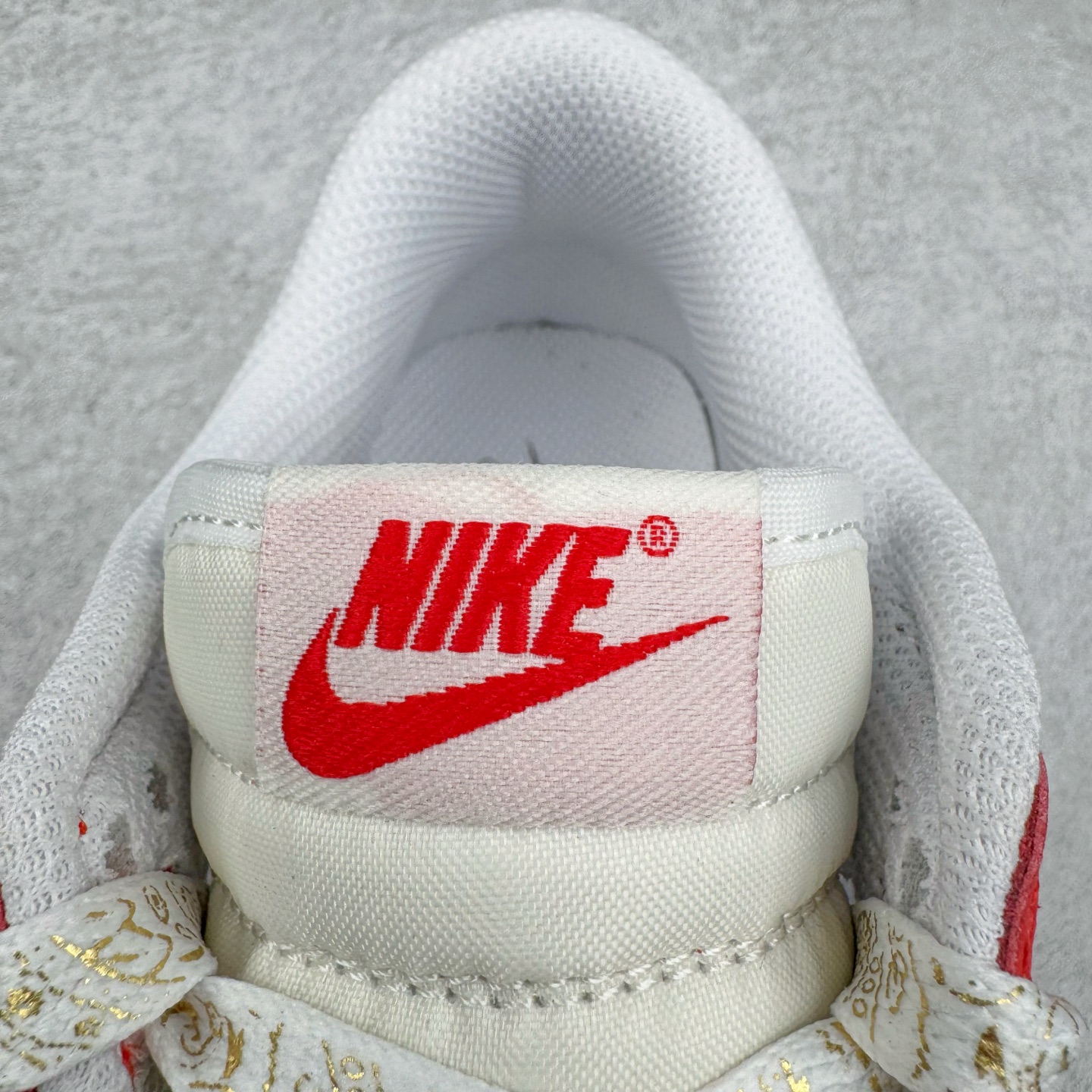 图片[15]-＃纯原 NK Dunk Low 金蛇献瑞 福运 蛇年限定 HJ3491-161 定制系列天花板 无原鞋不开发 全系列得物原鞋一比一校对开发 配色持续更新中 终端对接 优势输出 全套原厂楦头原纸板数据档案倾力打造 原汁原味莞产 极致还原 圈内最强针车工艺 高端零售指定版 广东原厂配套原盒原标 鞋盒分三个尺码段 原厂冲刀 超高清洁度 全鞋零毛边皮料切割 采用原厂百宏鞋带以及原厂百宏织唛舌标 内标可供原厂几率过验 进口原装条纹中底布 四线拉帮白色点胶 原厂拉帮手法遵循公司 原厂电绣 极致还原 尺码：35.5 36 36.5 37.5 38 38.5 39 40 40.5 41 42 42.5 43 44 44.5 45 46 47.5-选品中心