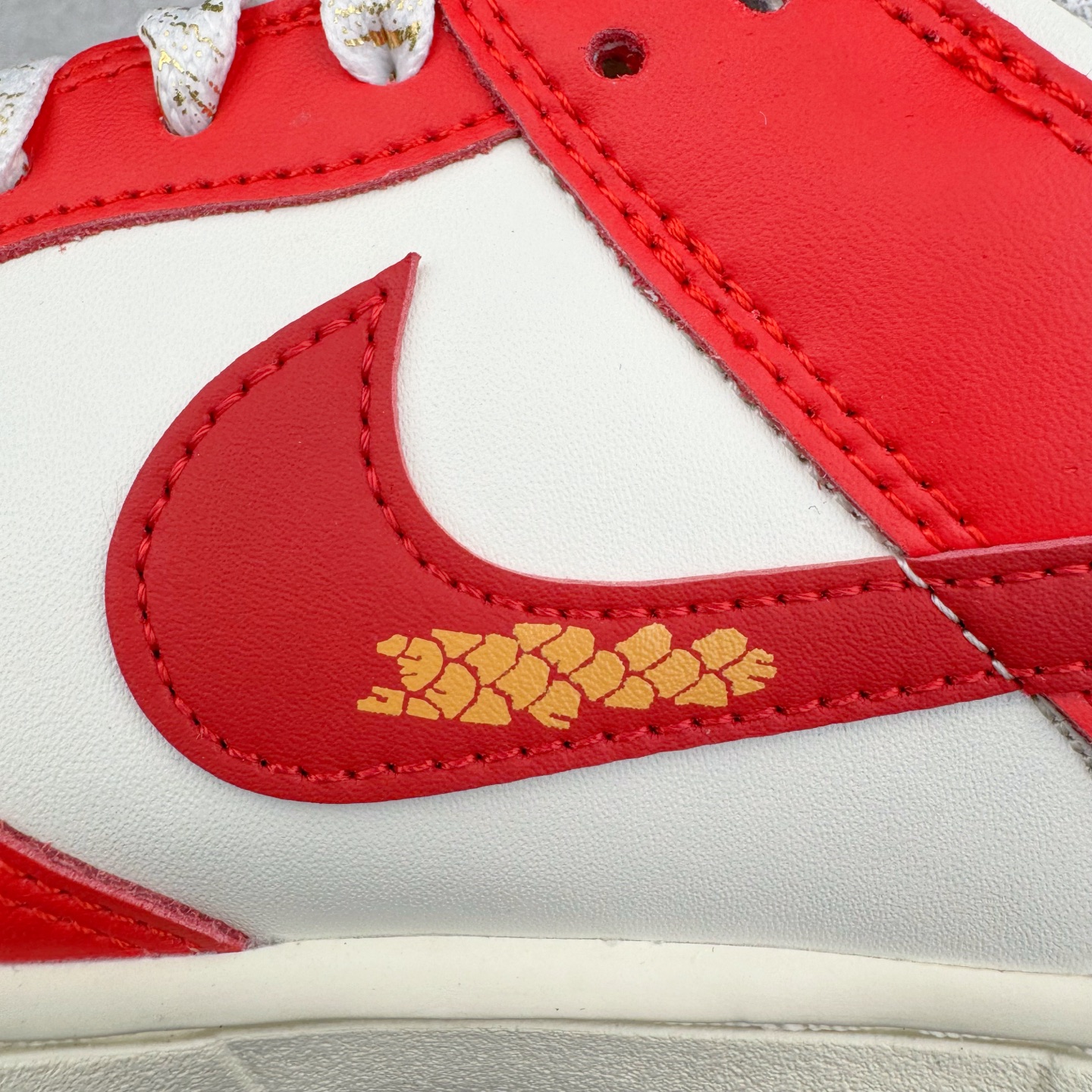 图片[14]-＃纯原 NK Dunk Low 金蛇献瑞 福运 蛇年限定 HJ3491-161 定制系列天花板 无原鞋不开发 全系列得物原鞋一比一校对开发 配色持续更新中 终端对接 优势输出 全套原厂楦头原纸板数据档案倾力打造 原汁原味莞产 极致还原 圈内最强针车工艺 高端零售指定版 广东原厂配套原盒原标 鞋盒分三个尺码段 原厂冲刀 超高清洁度 全鞋零毛边皮料切割 采用原厂百宏鞋带以及原厂百宏织唛舌标 内标可供原厂几率过验 进口原装条纹中底布 四线拉帮白色点胶 原厂拉帮手法遵循公司 原厂电绣 极致还原 尺码：35.5 36 36.5 37.5 38 38.5 39 40 40.5 41 42 42.5 43 44 44.5 45 46 47.5-选品中心