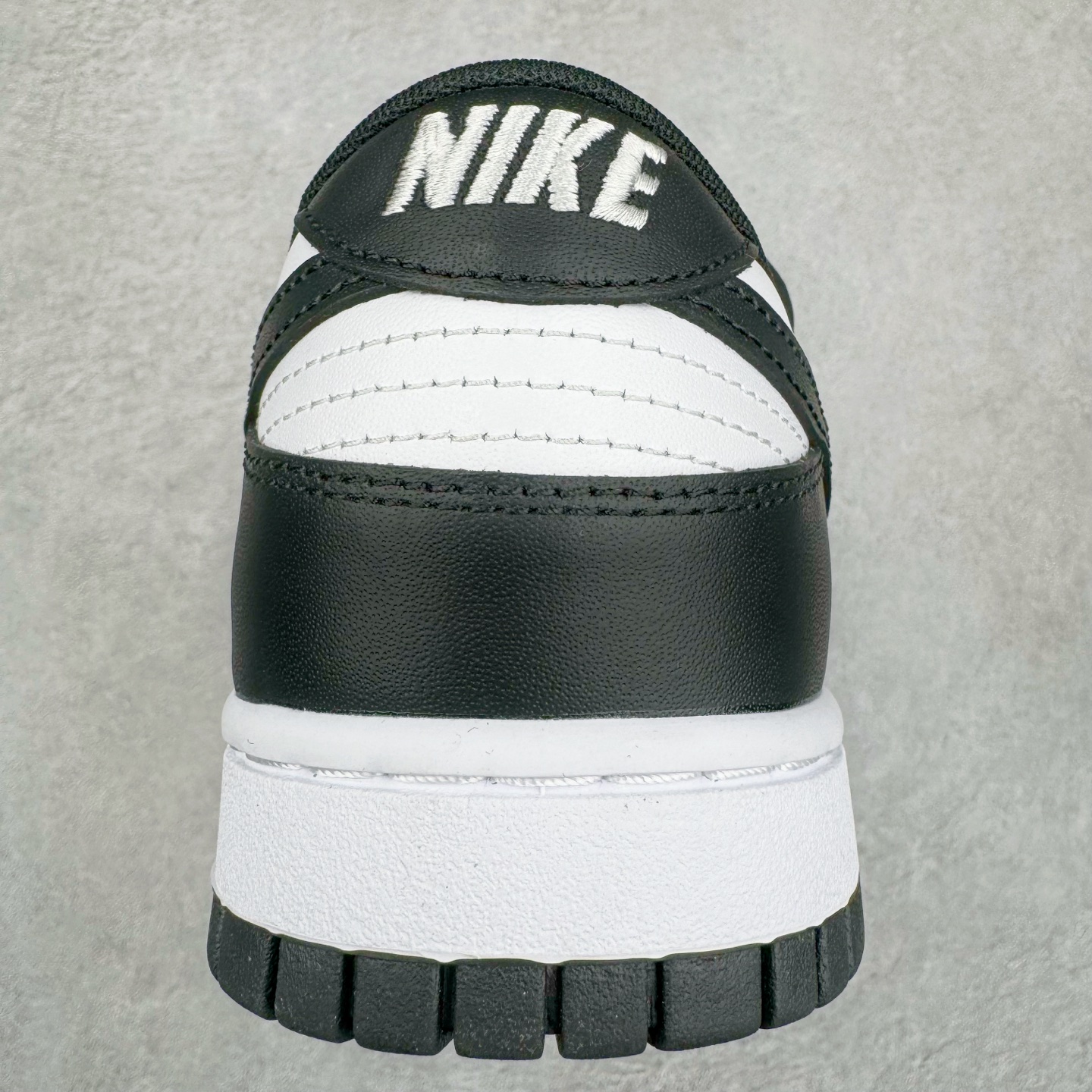 图片[8]-＃YC纯原 NK Dunk Low Retro \\\”Black\\\”黑白熊猫 DD1391-100/DD1503-101＃XE中国版 圈内最强 全套惠州原厂楦头原纸板数据档案倾力打造 极致还原 匹配率百分之九十九 无解鞋型 御用原厂Sadesa D7 皮料 细纹质感排气孔完全一致 广东原厂配套原盒原标 鞋盒分三个尺码段 原厂冲刀 超高清洁度 全鞋零毛边皮料切割 采用原厂百宏鞋带以及原厂百宏织唛舌标 内标可供原厂几率过验 进口原装条纹中底布 四线拉帮白色点胶 原厂拉帮手法遵循公司 原厂电绣 针数密度一致 全鞋134处细节 逐一对比 追求零偏差 出货即市场巅峰 尺码：36 36.5 37.5 38 38.5 39 40 40.5 41 42 42.5 43 44 44.5 45 46-选品中心