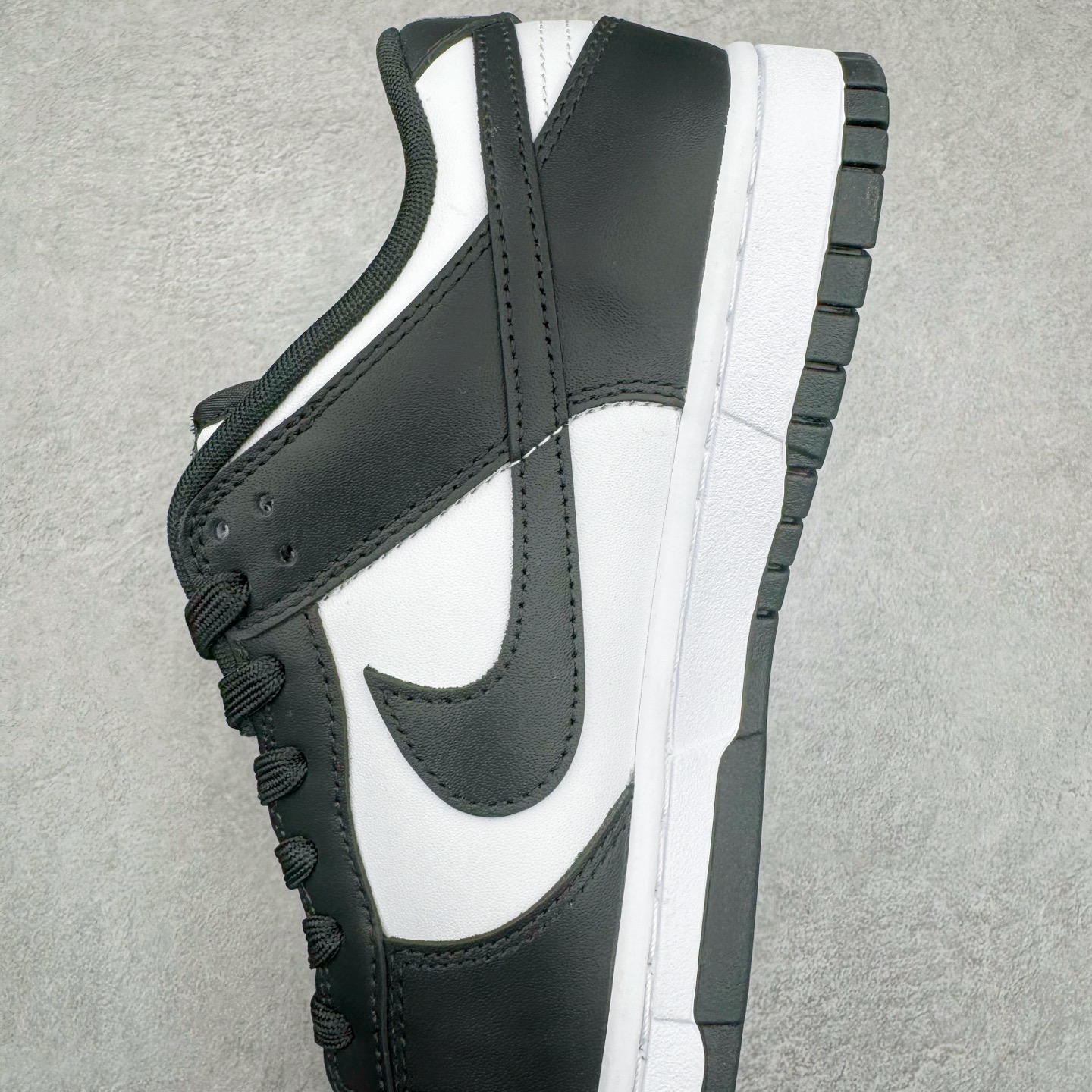 图片[7]-＃YC纯原 NK Dunk Low Retro \\\”Black\\\”黑白熊猫 DD1391-100/DD1503-101＃XE中国版 圈内最强 全套惠州原厂楦头原纸板数据档案倾力打造 极致还原 匹配率百分之九十九 无解鞋型 御用原厂Sadesa D7 皮料 细纹质感排气孔完全一致 广东原厂配套原盒原标 鞋盒分三个尺码段 原厂冲刀 超高清洁度 全鞋零毛边皮料切割 采用原厂百宏鞋带以及原厂百宏织唛舌标 内标可供原厂几率过验 进口原装条纹中底布 四线拉帮白色点胶 原厂拉帮手法遵循公司 原厂电绣 针数密度一致 全鞋134处细节 逐一对比 追求零偏差 出货即市场巅峰 尺码：36 36.5 37.5 38 38.5 39 40 40.5 41 42 42.5 43 44 44.5 45 46-选品中心