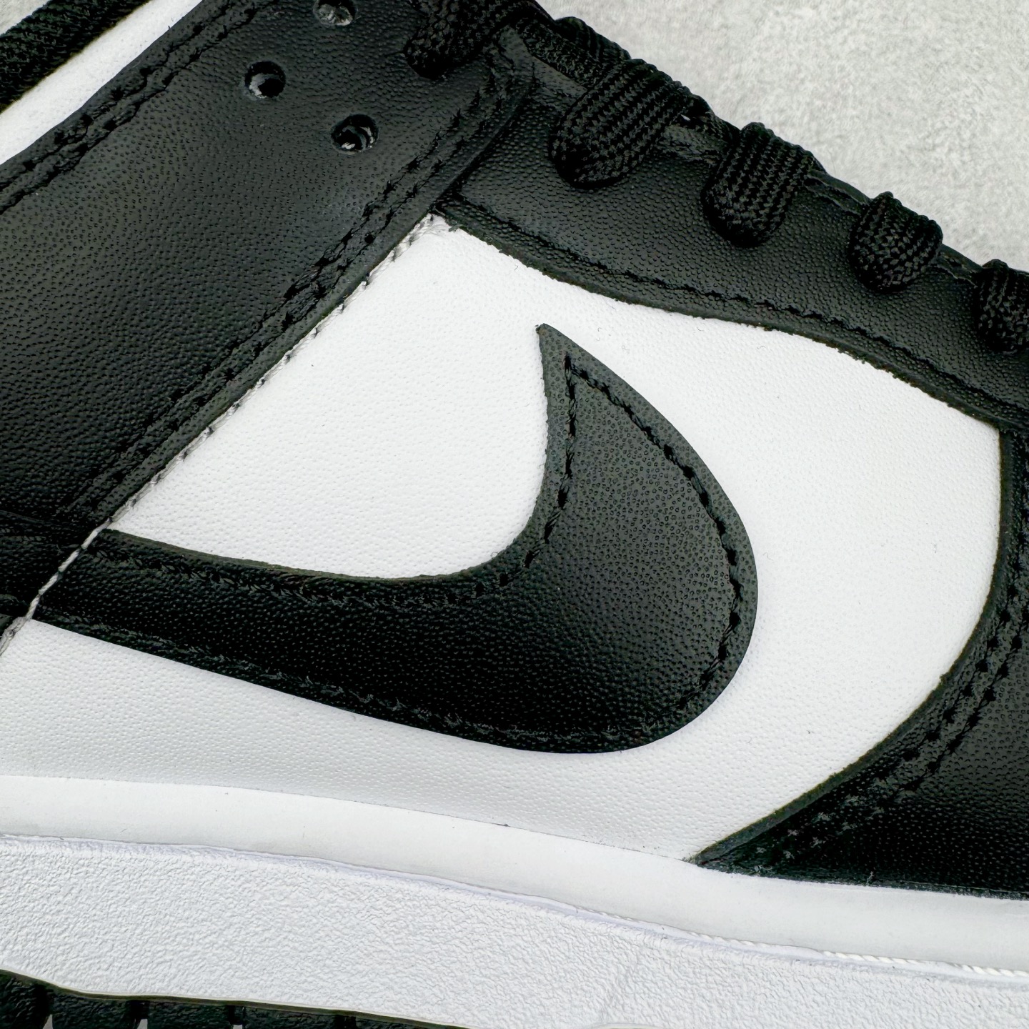 图片[18]-＃YC纯原 NK Dunk Low Retro \\\”Black\\\”黑白熊猫 DD1391-100/DD1503-101＃XE中国版 圈内最强 全套惠州原厂楦头原纸板数据档案倾力打造 极致还原 匹配率百分之九十九 无解鞋型 御用原厂Sadesa D7 皮料 细纹质感排气孔完全一致 广东原厂配套原盒原标 鞋盒分三个尺码段 原厂冲刀 超高清洁度 全鞋零毛边皮料切割 采用原厂百宏鞋带以及原厂百宏织唛舌标 内标可供原厂几率过验 进口原装条纹中底布 四线拉帮白色点胶 原厂拉帮手法遵循公司 原厂电绣 针数密度一致 全鞋134处细节 逐一对比 追求零偏差 出货即市场巅峰 尺码：36 36.5 37.5 38 38.5 39 40 40.5 41 42 42.5 43 44 44.5 45 46-选品中心