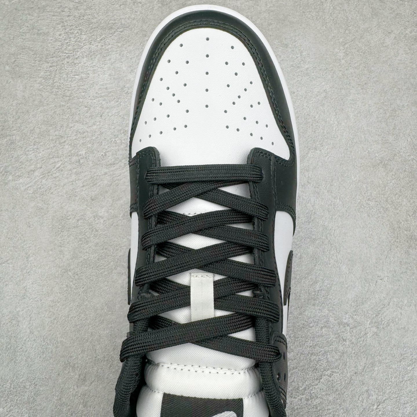 图片[4]-＃YC纯原 NK Dunk Low Retro \\\”Black\\\”黑白熊猫 DD1391-100/DD1503-101＃XE中国版 圈内最强 全套惠州原厂楦头原纸板数据档案倾力打造 极致还原 匹配率百分之九十九 无解鞋型 御用原厂Sadesa D7 皮料 细纹质感排气孔完全一致 广东原厂配套原盒原标 鞋盒分三个尺码段 原厂冲刀 超高清洁度 全鞋零毛边皮料切割 采用原厂百宏鞋带以及原厂百宏织唛舌标 内标可供原厂几率过验 进口原装条纹中底布 四线拉帮白色点胶 原厂拉帮手法遵循公司 原厂电绣 针数密度一致 全鞋134处细节 逐一对比 追求零偏差 出货即市场巅峰 尺码：36 36.5 37.5 38 38.5 39 40 40.5 41 42 42.5 43 44 44.5 45 46-选品中心