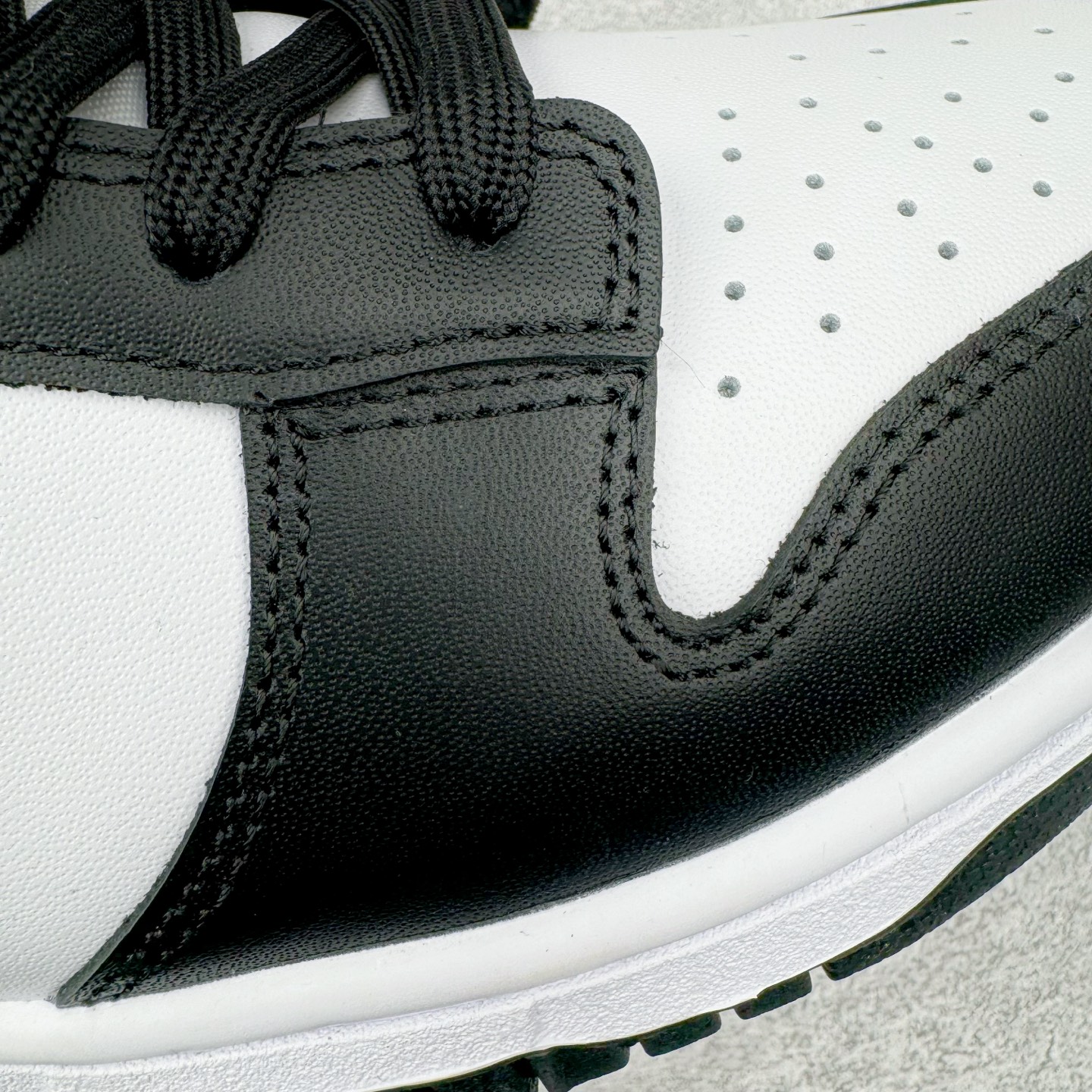 图片[17]-＃YC纯原 NK Dunk Low Retro \\\”Black\\\”黑白熊猫 DD1391-100/DD1503-101＃XE中国版 圈内最强 全套惠州原厂楦头原纸板数据档案倾力打造 极致还原 匹配率百分之九十九 无解鞋型 御用原厂Sadesa D7 皮料 细纹质感排气孔完全一致 广东原厂配套原盒原标 鞋盒分三个尺码段 原厂冲刀 超高清洁度 全鞋零毛边皮料切割 采用原厂百宏鞋带以及原厂百宏织唛舌标 内标可供原厂几率过验 进口原装条纹中底布 四线拉帮白色点胶 原厂拉帮手法遵循公司 原厂电绣 针数密度一致 全鞋134处细节 逐一对比 追求零偏差 出货即市场巅峰 尺码：36 36.5 37.5 38 38.5 39 40 40.5 41 42 42.5 43 44 44.5 45 46-选品中心