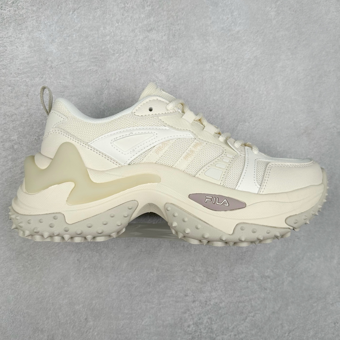 FILA FUSION Fluid 斐乐摩登潮牌防滑耐磨轻便运动鞋 FUSION 系列传承了 FILA 的百年基因，融入年轻运动及潮流文化，成为引领变革、创新突破的一代。以“1+N” 的跨界合作模式重现经典的同时创造经典。带来最出其不意的跨界合作惊喜。同时，FILAFUSION把FILA 的 DNA 融入到定制体验里，你可以随心制造厲于你的产品。FILA FUSION 的鞋家族涵盖了老爹鞋、跑步鞋、网球鞋、季节款。风格复古新潮，满足了时尚人士出行及各类运动的搭配需求，成为当下年轻人筷拥的鞋类品牌之一。FILA FUSION 走进年轻人的世界，通过年轻人运动，街舞，滑板，篮球，展现 FILA FUSION 的潮流态度和年轻文化。FILA FUSION 认为末来属于引领变革、创新突破的年轻一代，让我们一起构成 FILA 未来的蓝图吧！尺码：35.5 36 36.5 37.5 38 38.5 39 40 40.5 41 42 42.5 43 44 44.5 45 45.5-选品中心