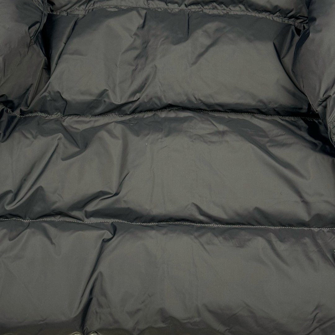 图片[15]-＃暖冬福利 The North Face TNF Nuptse 1996 北面兔年限定羽绒服 注意此款产品不支持退换‼️ ❶刺绣采用进口田岛绣花 万针刺绣，采用进口7号针，日本女皇绣线，保证每字饱满工、立体感清晰。 ❷保暖性能出色，轻便不厚重，压缩后的蓬松度恢复性好！ ❸原厂定制40D格子四级防水布料，内胆采用40T高密度胆布，防止跑绒，并保证手感及膨松度，内里采用尼龙nylon双重双层封禁设计，不会出现任何跑绒现象，内置抽拉绳扣的可调节下摆，可防风防寒！ ❹拉链采用吉田YKK原厂定制，刻字清晰，质感完美顺滑. ❺辅料及扣子均采用原版一样铜芯弹簧【非市面铁芯弹簧】 尺码：XS S M-选品中心