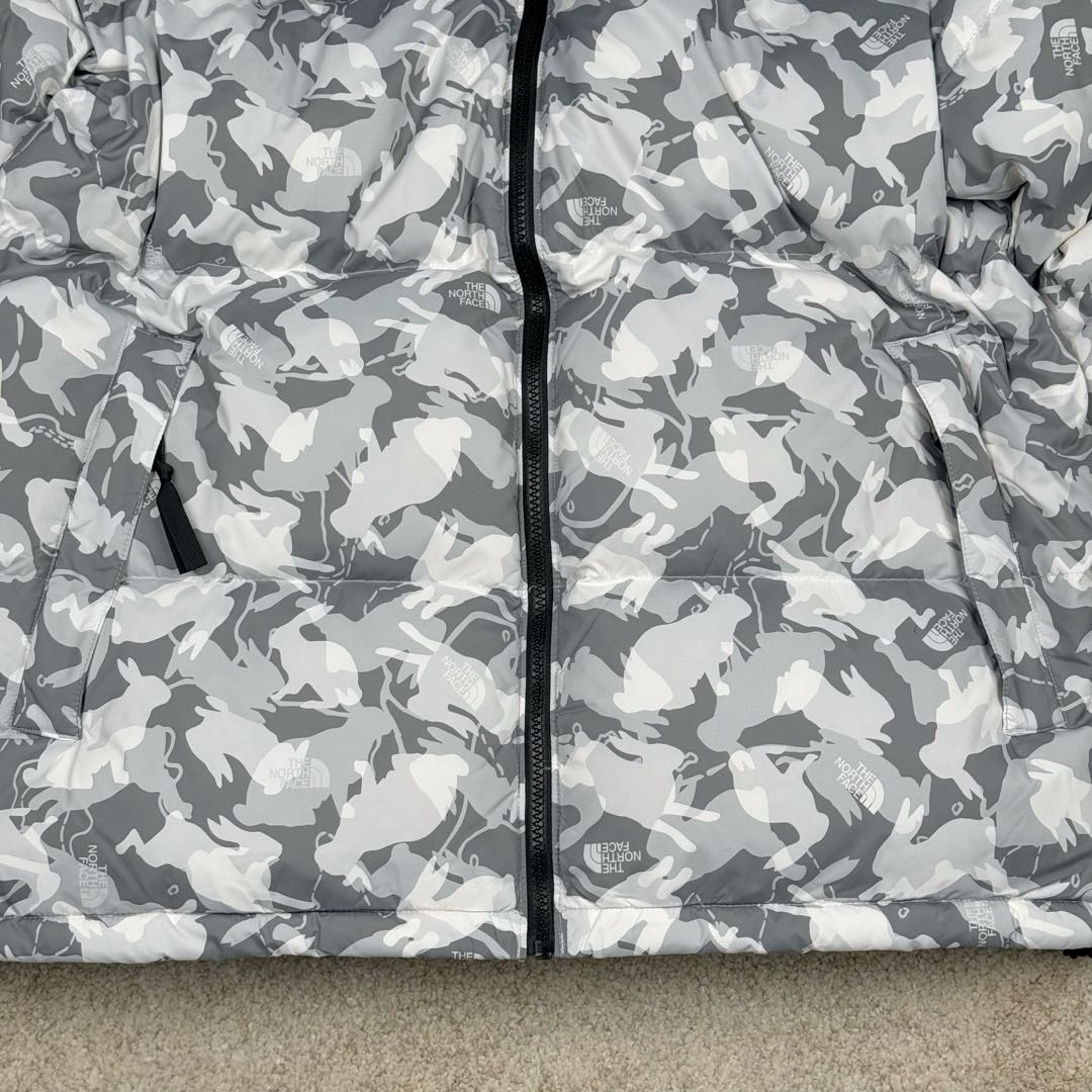 图片[9]-＃暖冬福利 The North Face TNF Nuptse 1996 北面兔年限定羽绒服 注意此款产品不支持退换‼️ ❶刺绣采用进口田岛绣花 万针刺绣，采用进口7号针，日本女皇绣线，保证每字饱满工、立体感清晰。 ❷保暖性能出色，轻便不厚重，压缩后的蓬松度恢复性好！ ❸原厂定制40D格子四级防水布料，内胆采用40T高密度胆布，防止跑绒，并保证手感及膨松度，内里采用尼龙nylon双重双层封禁设计，不会出现任何跑绒现象，内置抽拉绳扣的可调节下摆，可防风防寒！ ❹拉链采用吉田YKK原厂定制，刻字清晰，质感完美顺滑. ❺辅料及扣子均采用原版一样铜芯弹簧【非市面铁芯弹簧】 尺码：XS S M-选品中心