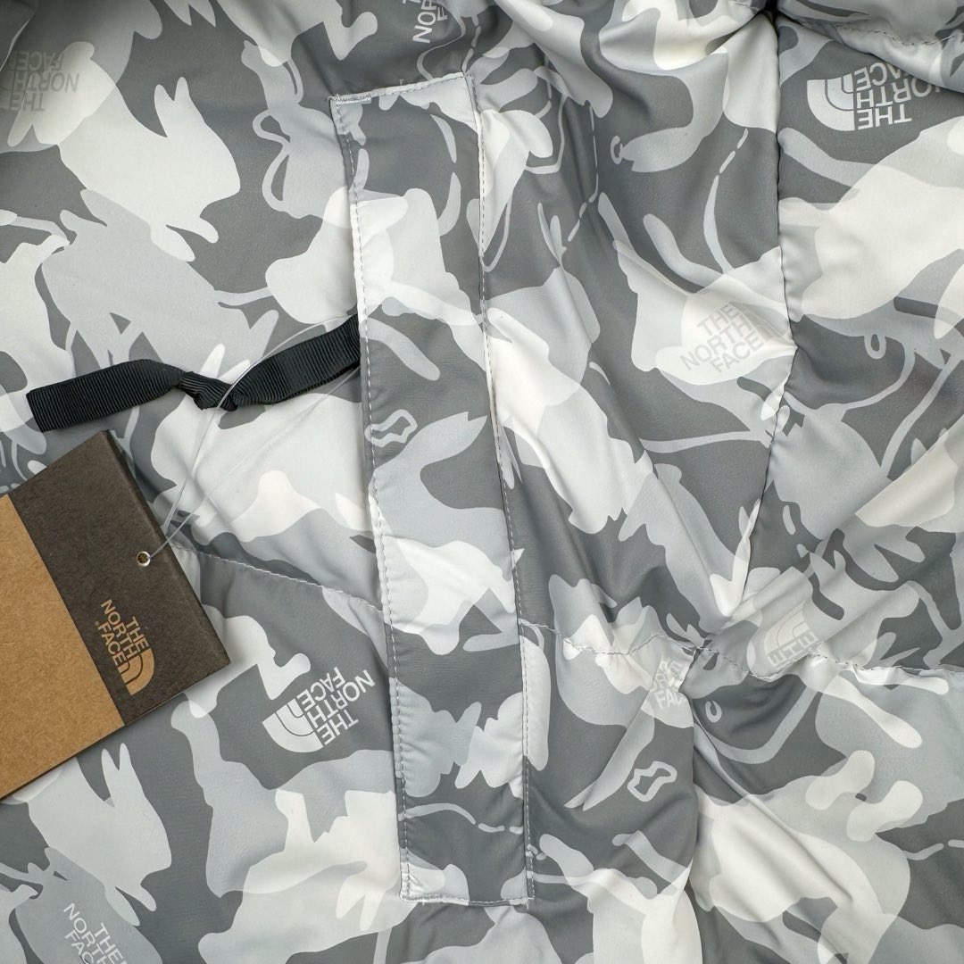 图片[16]-＃暖冬福利 The North Face TNF Nuptse 1996 北面兔年限定羽绒服 注意此款产品不支持退换‼️ ❶刺绣采用进口田岛绣花 万针刺绣，采用进口7号针，日本女皇绣线，保证每字饱满工、立体感清晰。 ❷保暖性能出色，轻便不厚重，压缩后的蓬松度恢复性好！ ❸原厂定制40D格子四级防水布料，内胆采用40T高密度胆布，防止跑绒，并保证手感及膨松度，内里采用尼龙nylon双重双层封禁设计，不会出现任何跑绒现象，内置抽拉绳扣的可调节下摆，可防风防寒！ ❹拉链采用吉田YKK原厂定制，刻字清晰，质感完美顺滑. ❺辅料及扣子均采用原版一样铜芯弹簧【非市面铁芯弹簧】 尺码：XS S M-选品中心