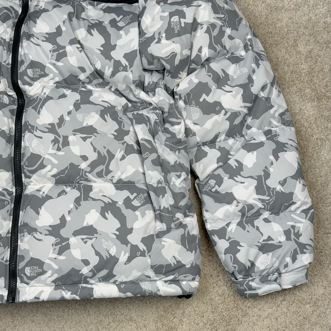 图片[8]-＃暖冬福利 The North Face TNF Nuptse 1996 北面兔年限定羽绒服 注意此款产品不支持退换‼️ ❶刺绣采用进口田岛绣花 万针刺绣，采用进口7号针，日本女皇绣线，保证每字饱满工、立体感清晰。 ❷保暖性能出色，轻便不厚重，压缩后的蓬松度恢复性好！ ❸原厂定制40D格子四级防水布料，内胆采用40T高密度胆布，防止跑绒，并保证手感及膨松度，内里采用尼龙nylon双重双层封禁设计，不会出现任何跑绒现象，内置抽拉绳扣的可调节下摆，可防风防寒！ ❹拉链采用吉田YKK原厂定制，刻字清晰，质感完美顺滑. ❺辅料及扣子均采用原版一样铜芯弹簧【非市面铁芯弹簧】 尺码：XS S M-选品中心