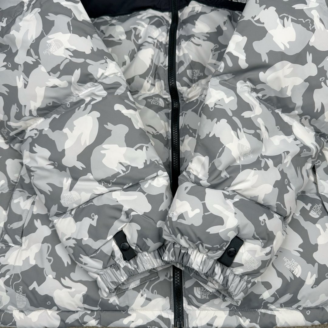图片[10]-＃暖冬福利 The North Face TNF Nuptse 1996 北面兔年限定羽绒服 注意此款产品不支持退换‼️ ❶刺绣采用进口田岛绣花 万针刺绣，采用进口7号针，日本女皇绣线，保证每字饱满工、立体感清晰。 ❷保暖性能出色，轻便不厚重，压缩后的蓬松度恢复性好！ ❸原厂定制40D格子四级防水布料，内胆采用40T高密度胆布，防止跑绒，并保证手感及膨松度，内里采用尼龙nylon双重双层封禁设计，不会出现任何跑绒现象，内置抽拉绳扣的可调节下摆，可防风防寒！ ❹拉链采用吉田YKK原厂定制，刻字清晰，质感完美顺滑. ❺辅料及扣子均采用原版一样铜芯弹簧【非市面铁芯弹簧】 尺码：XS S M-选品中心