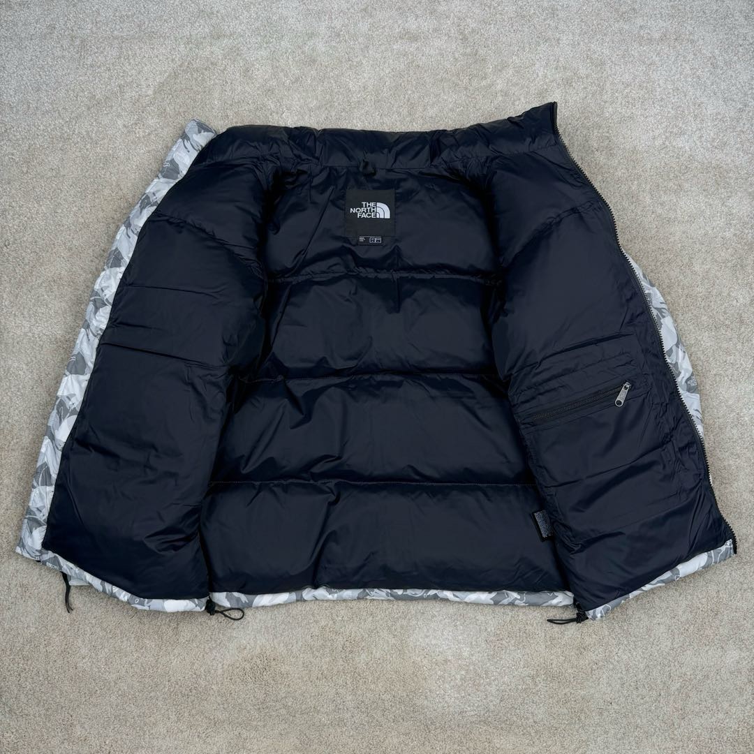 图片[5]-＃暖冬福利 The North Face TNF Nuptse 1996 北面兔年限定羽绒服 注意此款产品不支持退换‼️ ❶刺绣采用进口田岛绣花 万针刺绣，采用进口7号针，日本女皇绣线，保证每字饱满工、立体感清晰。 ❷保暖性能出色，轻便不厚重，压缩后的蓬松度恢复性好！ ❸原厂定制40D格子四级防水布料，内胆采用40T高密度胆布，防止跑绒，并保证手感及膨松度，内里采用尼龙nylon双重双层封禁设计，不会出现任何跑绒现象，内置抽拉绳扣的可调节下摆，可防风防寒！ ❹拉链采用吉田YKK原厂定制，刻字清晰，质感完美顺滑. ❺辅料及扣子均采用原版一样铜芯弹簧【非市面铁芯弹簧】 尺码：XS S M-选品中心