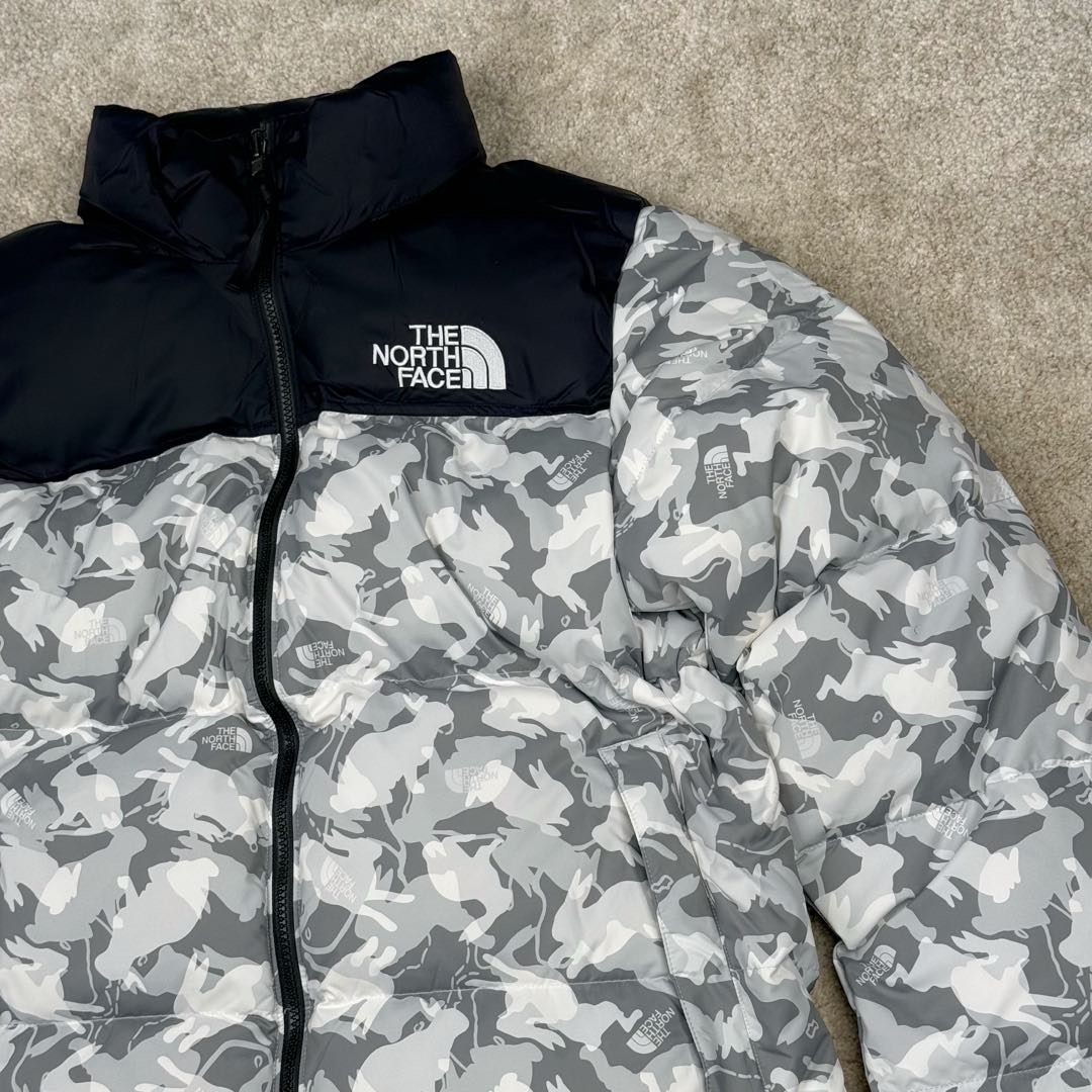 图片[11]-＃暖冬福利 The North Face TNF Nuptse 1996 北面兔年限定羽绒服 注意此款产品不支持退换‼️ ❶刺绣采用进口田岛绣花 万针刺绣，采用进口7号针，日本女皇绣线，保证每字饱满工、立体感清晰。 ❷保暖性能出色，轻便不厚重，压缩后的蓬松度恢复性好！ ❸原厂定制40D格子四级防水布料，内胆采用40T高密度胆布，防止跑绒，并保证手感及膨松度，内里采用尼龙nylon双重双层封禁设计，不会出现任何跑绒现象，内置抽拉绳扣的可调节下摆，可防风防寒！ ❹拉链采用吉田YKK原厂定制，刻字清晰，质感完美顺滑. ❺辅料及扣子均采用原版一样铜芯弹簧【非市面铁芯弹簧】 尺码：XS S M-选品中心