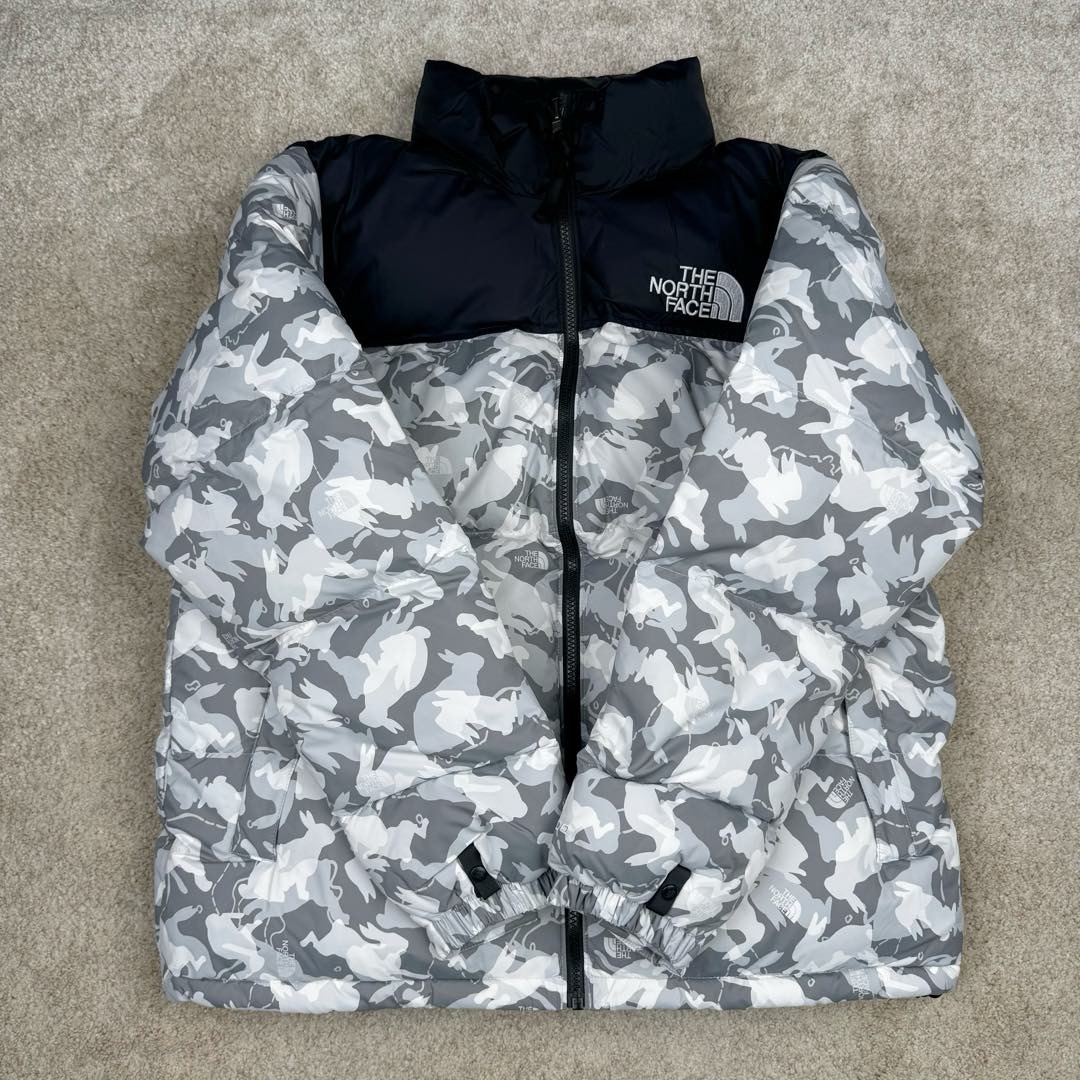图片[2]-＃暖冬福利 The North Face TNF Nuptse 1996 北面兔年限定羽绒服 注意此款产品不支持退换‼️ ❶刺绣采用进口田岛绣花 万针刺绣，采用进口7号针，日本女皇绣线，保证每字饱满工、立体感清晰。 ❷保暖性能出色，轻便不厚重，压缩后的蓬松度恢复性好！ ❸原厂定制40D格子四级防水布料，内胆采用40T高密度胆布，防止跑绒，并保证手感及膨松度，内里采用尼龙nylon双重双层封禁设计，不会出现任何跑绒现象，内置抽拉绳扣的可调节下摆，可防风防寒！ ❹拉链采用吉田YKK原厂定制，刻字清晰，质感完美顺滑. ❺辅料及扣子均采用原版一样铜芯弹簧【非市面铁芯弹簧】 尺码：XS S M-选品中心
