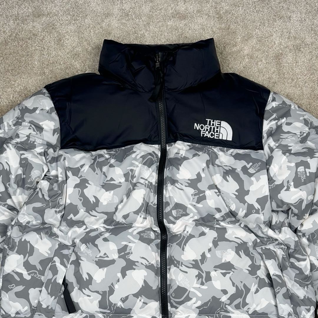 图片[6]-＃暖冬福利 The North Face TNF Nuptse 1996 北面兔年限定羽绒服 注意此款产品不支持退换‼️ ❶刺绣采用进口田岛绣花 万针刺绣，采用进口7号针，日本女皇绣线，保证每字饱满工、立体感清晰。 ❷保暖性能出色，轻便不厚重，压缩后的蓬松度恢复性好！ ❸原厂定制40D格子四级防水布料，内胆采用40T高密度胆布，防止跑绒，并保证手感及膨松度，内里采用尼龙nylon双重双层封禁设计，不会出现任何跑绒现象，内置抽拉绳扣的可调节下摆，可防风防寒！ ❹拉链采用吉田YKK原厂定制，刻字清晰，质感完美顺滑. ❺辅料及扣子均采用原版一样铜芯弹簧【非市面铁芯弹簧】 尺码：XS S M-选品中心