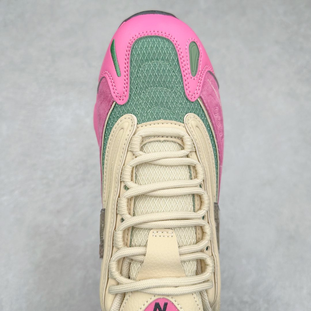 图片[4]-New Balance M1000 NB新百伦系列低帮复古老爹风休闲运动慢跑鞋 据悉，New Balance的复古鞋型M1000系列将在2024年正式回归。而自家美产创意总监Teddy Santis的AIMÉ LEON DORE也将率先推出联名1000撑撑场子，鞋款预计将在今年正式发布。New Balance1000系列作为NB最高端的鞋型，诞生于1999年，一度成为当年的热门鞋型，神似Nike Air Max95，现在看来也是一双符合潮流趋势的复古老爹鞋型。此番Teddy Santis亲自操刀，将丰富的配色和升级材质于复古的1000鞋型结合，鞋身采用米色、绿色和粉色的搭配。\\\”N\\\”字Logo也以全新的设计呈现，以1000标志性的网布和皮革材质打造，带来全新的视觉体验。后续ALD和New Balance1000的联名还将推出纯白配色，具体颜值还要等更多实物图的释出。AIMÉ LEON DORE和New Balance的多次联名一直有着超高的人气，无论是550还是1906R都有着不低的溢价，预计此番颜值不错的全新1000也会有着较高的人气。尺码：36 37 37.5 38 38.5 39.5 40 40.5 41.5 42 42.5 43 44 44.5 45 45.5 46.5-选品中心