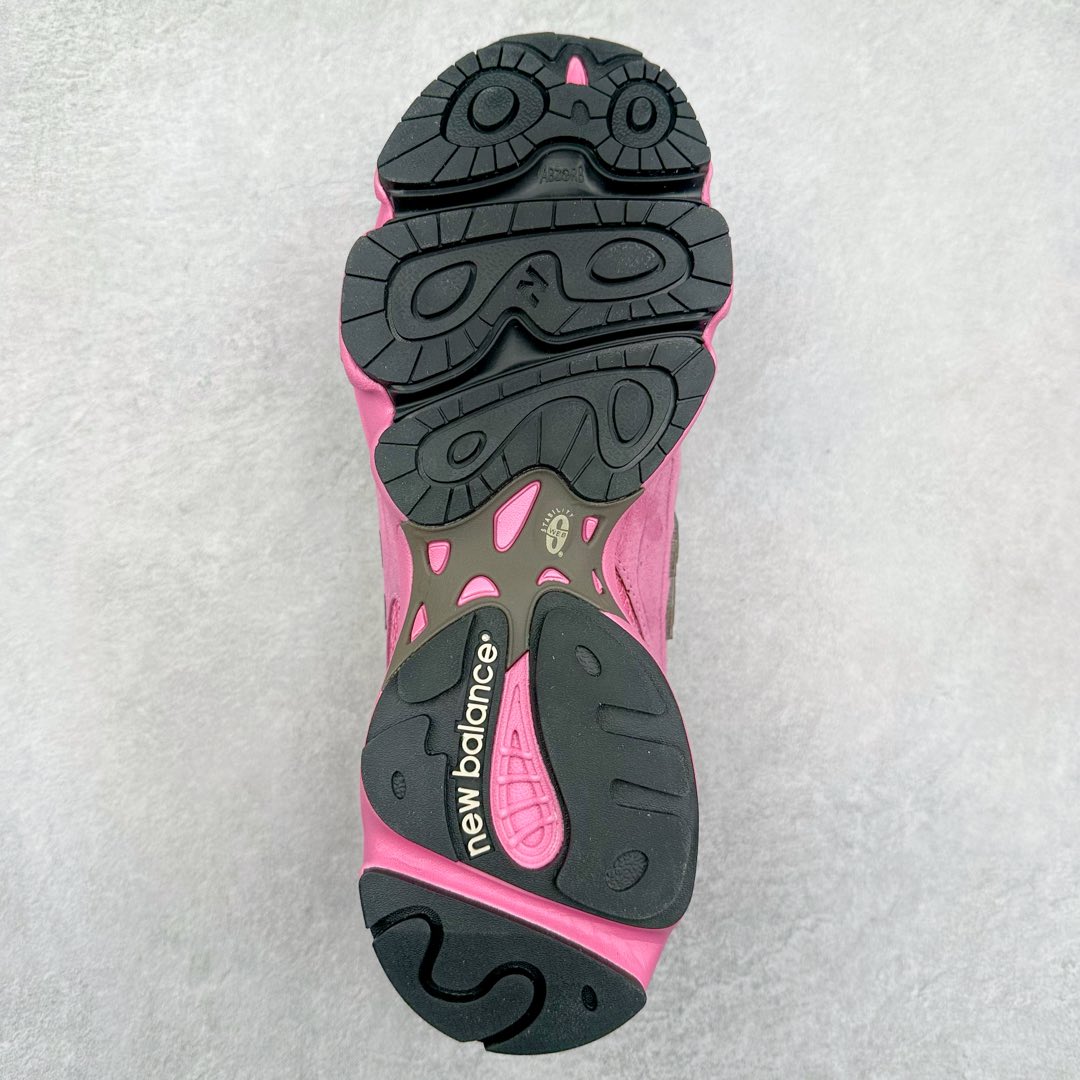 图片[9]-New Balance M1000 NB新百伦系列低帮复古老爹风休闲运动慢跑鞋 据悉，New Balance的复古鞋型M1000系列将在2024年正式回归。而自家美产创意总监Teddy Santis的AIMÉ LEON DORE也将率先推出联名1000撑撑场子，鞋款预计将在今年正式发布。New Balance1000系列作为NB最高端的鞋型，诞生于1999年，一度成为当年的热门鞋型，神似Nike Air Max95，现在看来也是一双符合潮流趋势的复古老爹鞋型。此番Teddy Santis亲自操刀，将丰富的配色和升级材质于复古的1000鞋型结合，鞋身采用米色、绿色和粉色的搭配。\\\”N\\\”字Logo也以全新的设计呈现，以1000标志性的网布和皮革材质打造，带来全新的视觉体验。后续ALD和New Balance1000的联名还将推出纯白配色，具体颜值还要等更多实物图的释出。AIMÉ LEON DORE和New Balance的多次联名一直有着超高的人气，无论是550还是1906R都有着不低的溢价，预计此番颜值不错的全新1000也会有着较高的人气。尺码：36 37 37.5 38 38.5 39.5 40 40.5 41.5 42 42.5 43 44 44.5 45 45.5 46.5-选品中心