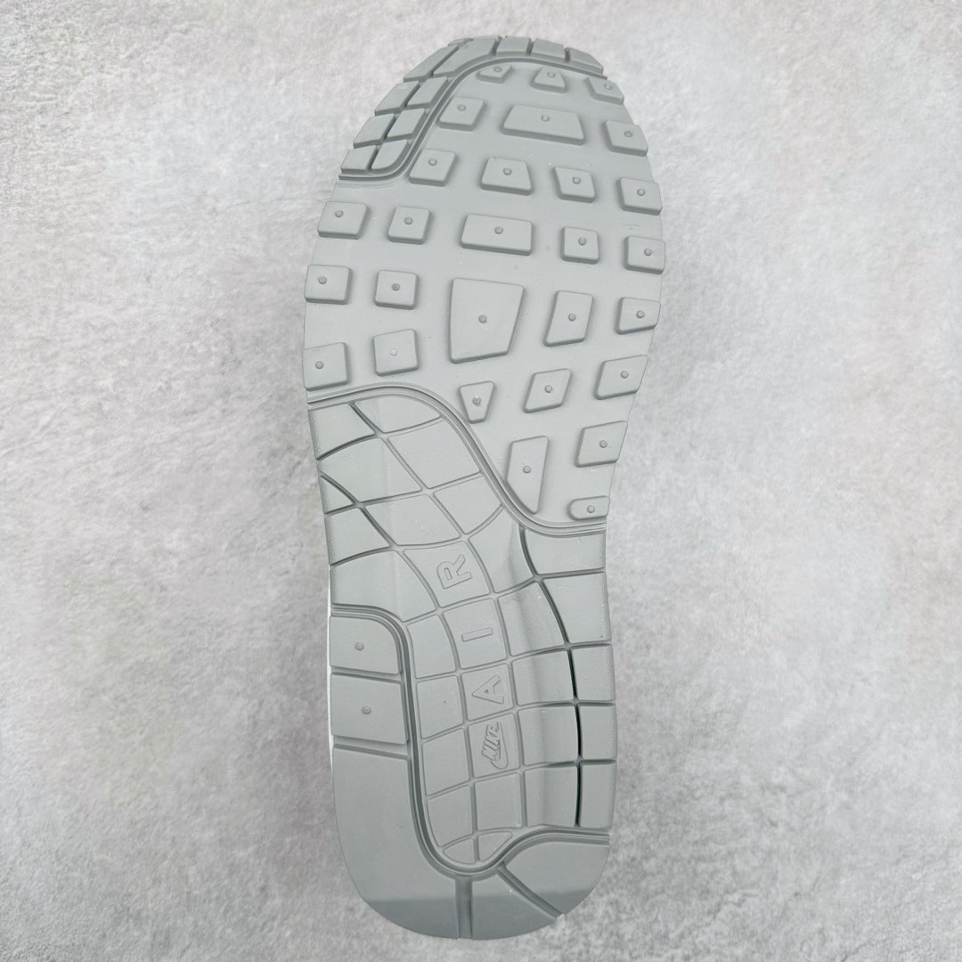 图片[9]-NK Air Max 1 初代复古气垫慢跑鞋 HF7346-200 由Tinker Hatfeld和Mark Parker在1987年设计 灵感来自于巴黎蓬皮杜中心 在参观了蓬皮杜中心之后提出了Air Max的标志性开窗可视气垫的理念 并将其实际开发成功 是NK史上第一双可视气垫跑鞋 凭借着Air Max气垫带来的舒适脚感和鞋面面料上的不断精进才使得Air Max 1在现如今都是复古慢跑鞋的首选 深厚的历史渊源 独特的流线形设计 极为复古的外观使得它深受鞋迷的喜爱 尺码：36 36.5 37.5 38 38.5 39 40 40.5 41 42 42.5 43 44 44.5 45-选品中心