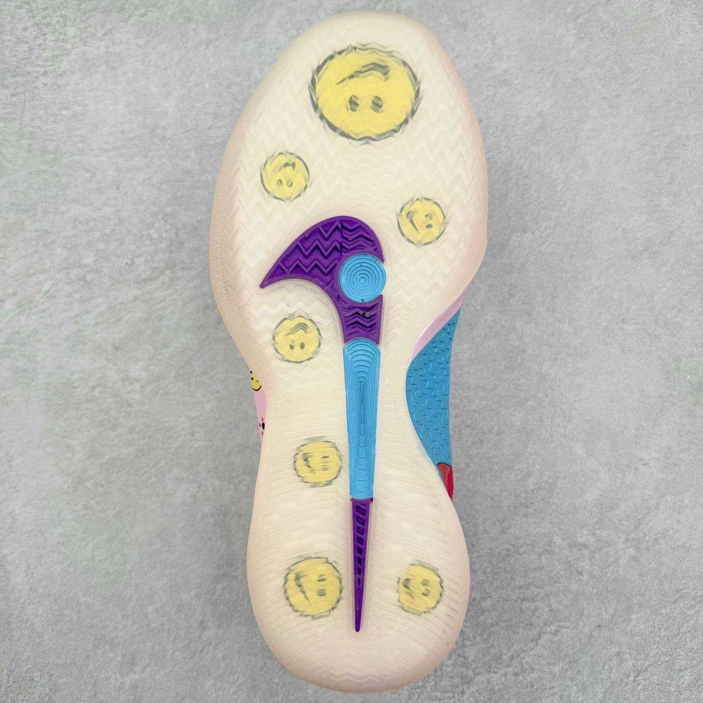 图片[9]-NK Sabrina 2 \’lonic\’ 萨布丽娜二代签名减震防滑低帮篮球鞋 FQ2174-103 灵感来自 lonescu 的罗马尼亚传统 在前掌和鞋眼处采用特殊图案 向传统的罗马尼亚艺术和建筑致敬 它配备了全掌 NK React 缓震系统 并在前脚掌处配备了 Zoom Air 气垫 大胆的任何人任何地方 信息嵌入中底 象征着 lonescu的竞争精神以及她相信梦想家可以来自任何地方 该鞋还包括带锁定中足束带系统 以帮助固定脚部 Sabrina 1 的这款产品采用光子粉尘、无烟煤色、紫红色梦幻、浅烟灰色和浅骨色配色方案 尺码：40 40.5 41 42 42.5 43 44 44.5 45 46-选品中心