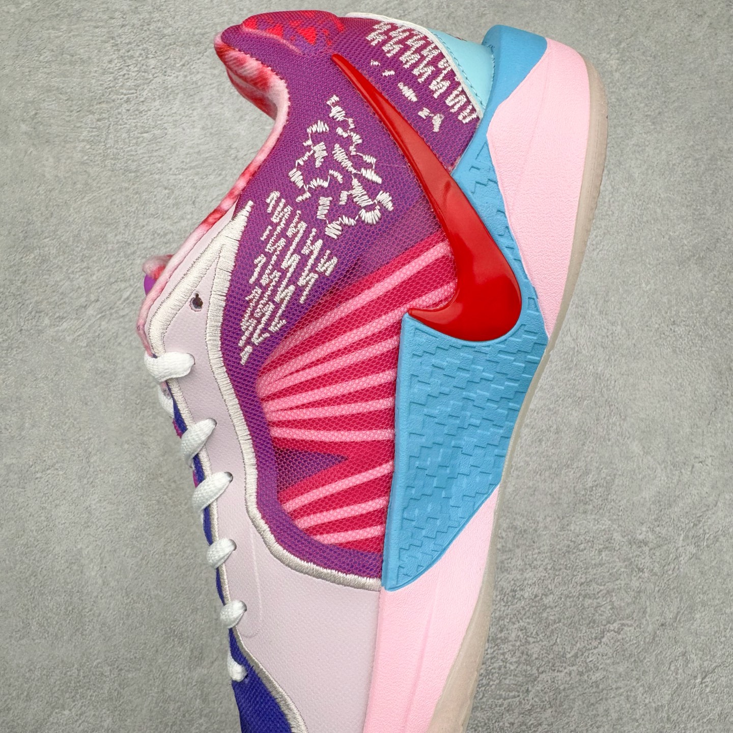 图片[7]-NK Sabrina 2 \’lonic\’ 萨布丽娜二代签名减震防滑低帮篮球鞋 FQ2174-103 灵感来自 lonescu 的罗马尼亚传统 在前掌和鞋眼处采用特殊图案 向传统的罗马尼亚艺术和建筑致敬 它配备了全掌 NK React 缓震系统 并在前脚掌处配备了 Zoom Air 气垫 大胆的任何人任何地方 信息嵌入中底 象征着 lonescu的竞争精神以及她相信梦想家可以来自任何地方 该鞋还包括带锁定中足束带系统 以帮助固定脚部 Sabrina 1 的这款产品采用光子粉尘、无烟煤色、紫红色梦幻、浅烟灰色和浅骨色配色方案 尺码：40 40.5 41 42 42.5 43 44 44.5 45 46-选品中心