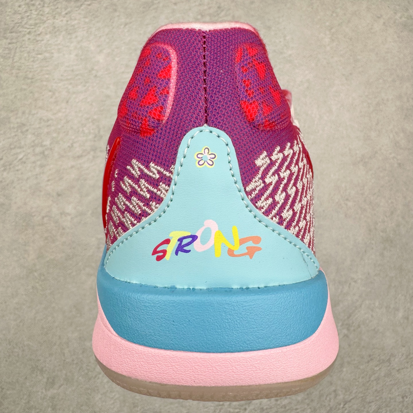 图片[8]-NK Sabrina 2 \’lonic\’ 萨布丽娜二代签名减震防滑低帮篮球鞋 FQ2174-103 灵感来自 lonescu 的罗马尼亚传统 在前掌和鞋眼处采用特殊图案 向传统的罗马尼亚艺术和建筑致敬 它配备了全掌 NK React 缓震系统 并在前脚掌处配备了 Zoom Air 气垫 大胆的任何人任何地方 信息嵌入中底 象征着 lonescu的竞争精神以及她相信梦想家可以来自任何地方 该鞋还包括带锁定中足束带系统 以帮助固定脚部 Sabrina 1 的这款产品采用光子粉尘、无烟煤色、紫红色梦幻、浅烟灰色和浅骨色配色方案 尺码：40 40.5 41 42 42.5 43 44 44.5 45 46-选品中心