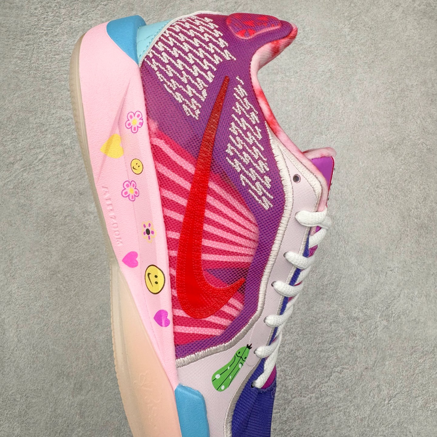 图片[6]-NK Sabrina 2 \’lonic\’ 萨布丽娜二代签名减震防滑低帮篮球鞋 FQ2174-103 灵感来自 lonescu 的罗马尼亚传统 在前掌和鞋眼处采用特殊图案 向传统的罗马尼亚艺术和建筑致敬 它配备了全掌 NK React 缓震系统 并在前脚掌处配备了 Zoom Air 气垫 大胆的任何人任何地方 信息嵌入中底 象征着 lonescu的竞争精神以及她相信梦想家可以来自任何地方 该鞋还包括带锁定中足束带系统 以帮助固定脚部 Sabrina 1 的这款产品采用光子粉尘、无烟煤色、紫红色梦幻、浅烟灰色和浅骨色配色方案 尺码：40 40.5 41 42 42.5 43 44 44.5 45 46-选品中心