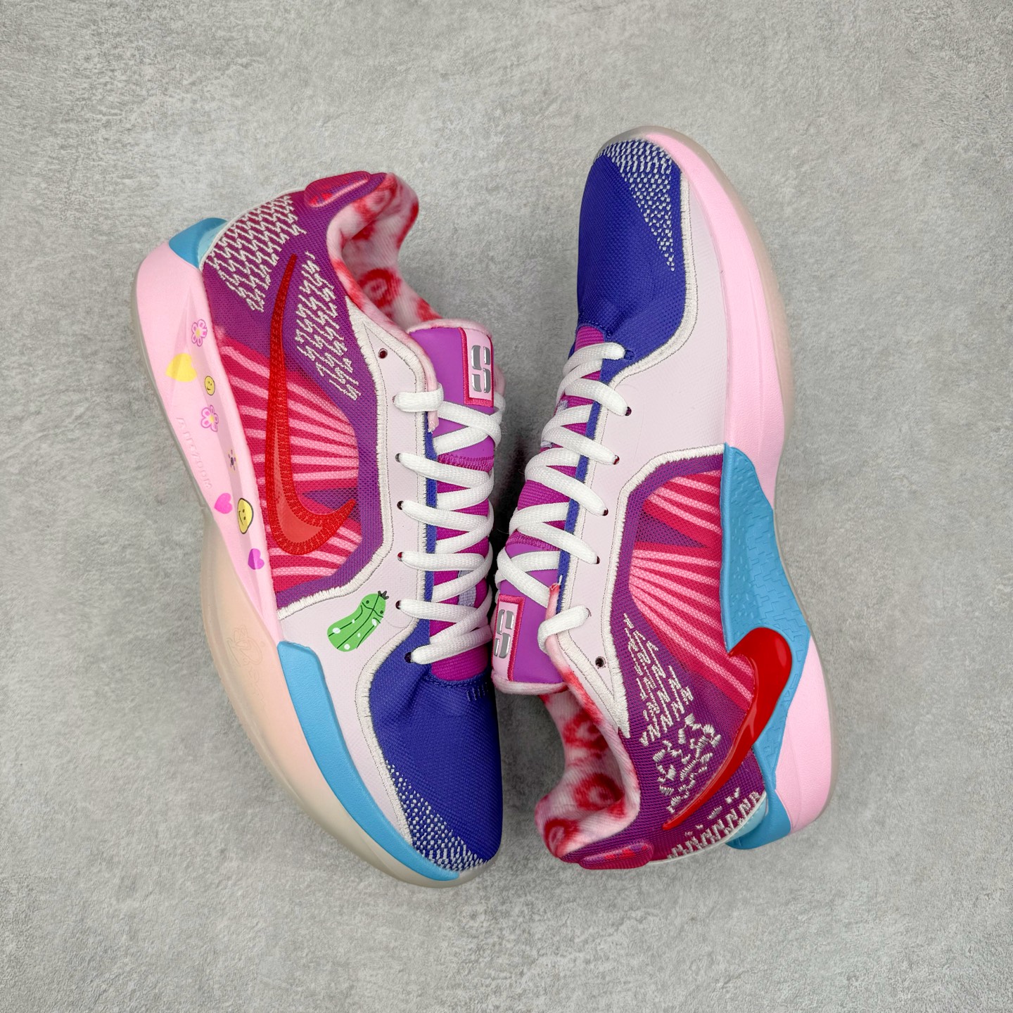 图片[3]-NK Sabrina 2 \’lonic\’ 萨布丽娜二代签名减震防滑低帮篮球鞋 FQ2174-103 灵感来自 lonescu 的罗马尼亚传统 在前掌和鞋眼处采用特殊图案 向传统的罗马尼亚艺术和建筑致敬 它配备了全掌 NK React 缓震系统 并在前脚掌处配备了 Zoom Air 气垫 大胆的任何人任何地方 信息嵌入中底 象征着 lonescu的竞争精神以及她相信梦想家可以来自任何地方 该鞋还包括带锁定中足束带系统 以帮助固定脚部 Sabrina 1 的这款产品采用光子粉尘、无烟煤色、紫红色梦幻、浅烟灰色和浅骨色配色方案 尺码：40 40.5 41 42 42.5 43 44 44.5 45 46-选品中心