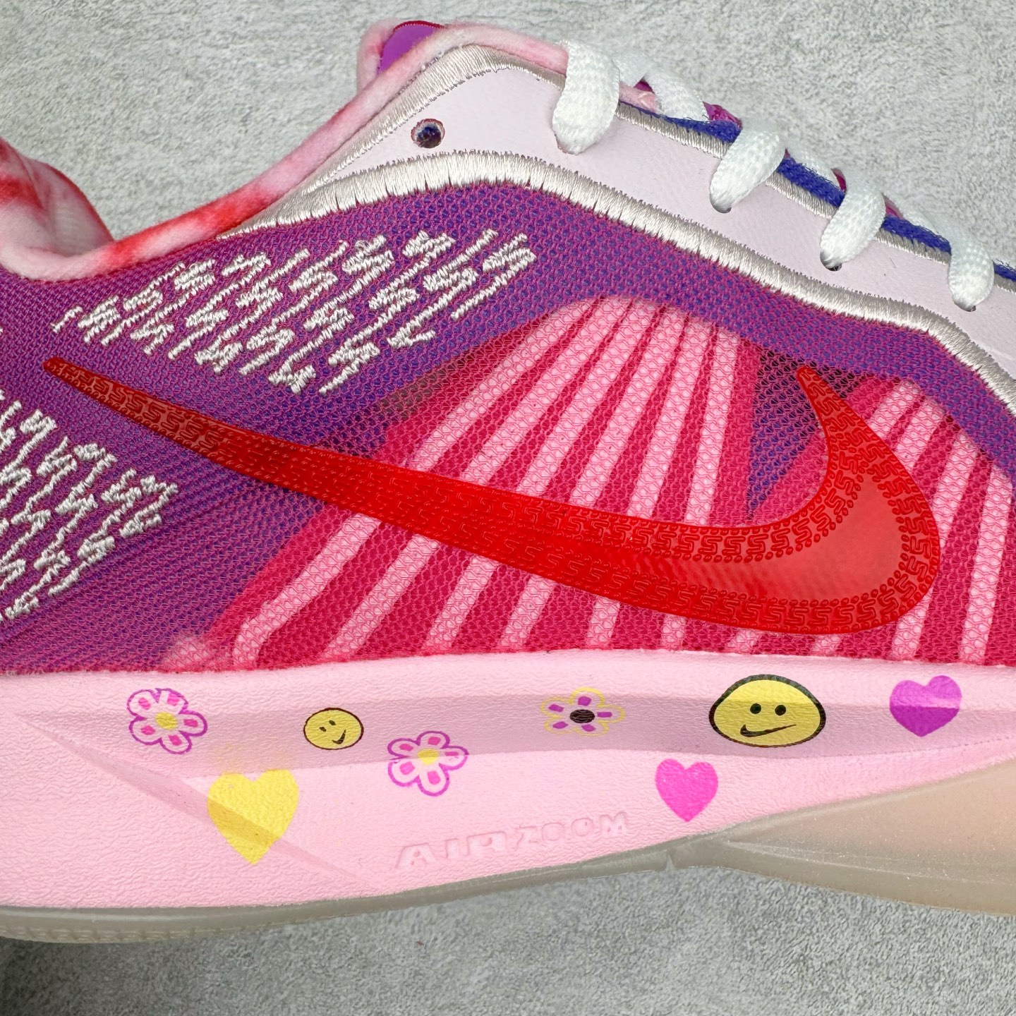 图片[14]-NK Sabrina 2 \’lonic\’ 萨布丽娜二代签名减震防滑低帮篮球鞋 FQ2174-103 灵感来自 lonescu 的罗马尼亚传统 在前掌和鞋眼处采用特殊图案 向传统的罗马尼亚艺术和建筑致敬 它配备了全掌 NK React 缓震系统 并在前脚掌处配备了 Zoom Air 气垫 大胆的任何人任何地方 信息嵌入中底 象征着 lonescu的竞争精神以及她相信梦想家可以来自任何地方 该鞋还包括带锁定中足束带系统 以帮助固定脚部 Sabrina 1 的这款产品采用光子粉尘、无烟煤色、紫红色梦幻、浅烟灰色和浅骨色配色方案 尺码：40 40.5 41 42 42.5 43 44 44.5 45 46-选品中心