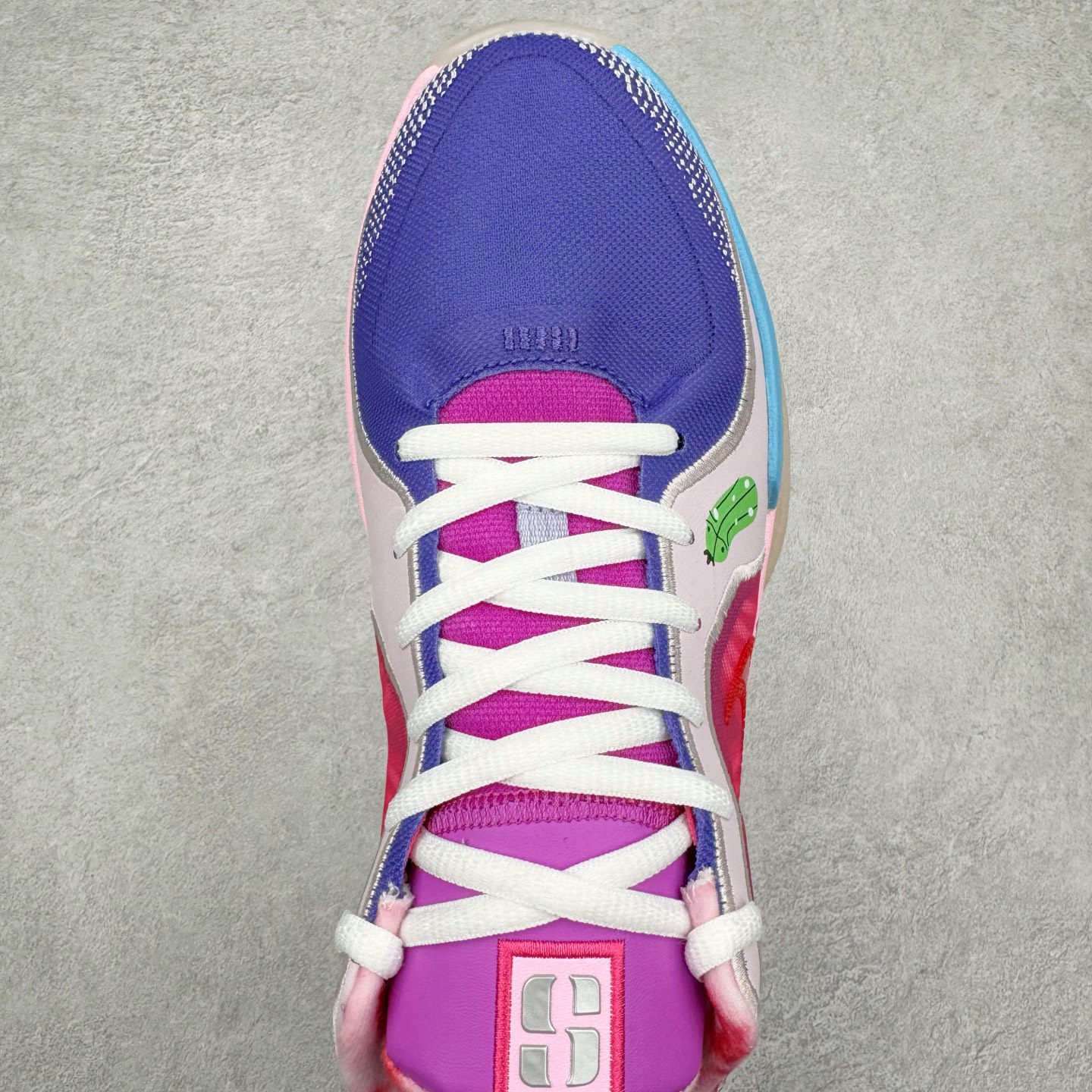 图片[4]-NK Sabrina 2 \’lonic\’ 萨布丽娜二代签名减震防滑低帮篮球鞋 FQ2174-103 灵感来自 lonescu 的罗马尼亚传统 在前掌和鞋眼处采用特殊图案 向传统的罗马尼亚艺术和建筑致敬 它配备了全掌 NK React 缓震系统 并在前脚掌处配备了 Zoom Air 气垫 大胆的任何人任何地方 信息嵌入中底 象征着 lonescu的竞争精神以及她相信梦想家可以来自任何地方 该鞋还包括带锁定中足束带系统 以帮助固定脚部 Sabrina 1 的这款产品采用光子粉尘、无烟煤色、紫红色梦幻、浅烟灰色和浅骨色配色方案 尺码：40 40.5 41 42 42.5 43 44 44.5 45 46-选品中心