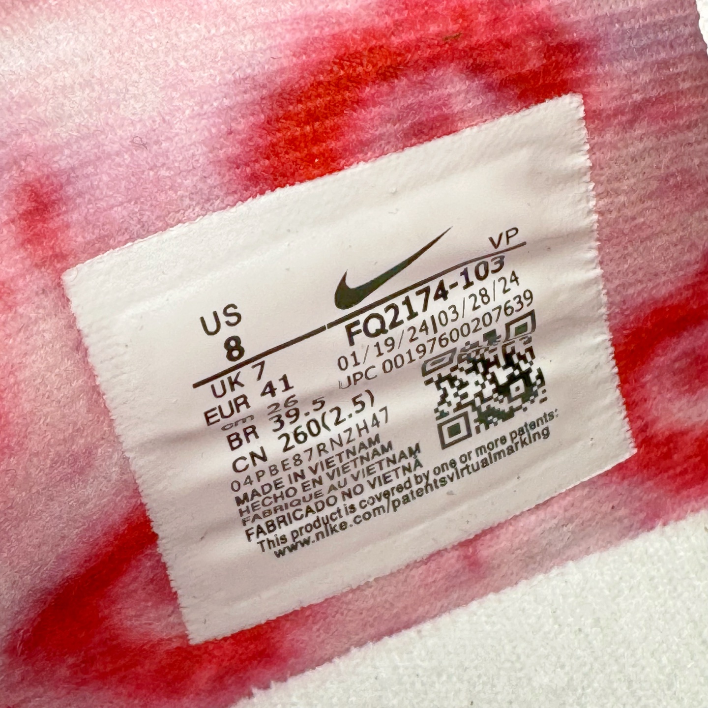 图片[10]-NK Sabrina 2 \’lonic\’ 萨布丽娜二代签名减震防滑低帮篮球鞋 FQ2174-103 灵感来自 lonescu 的罗马尼亚传统 在前掌和鞋眼处采用特殊图案 向传统的罗马尼亚艺术和建筑致敬 它配备了全掌 NK React 缓震系统 并在前脚掌处配备了 Zoom Air 气垫 大胆的任何人任何地方 信息嵌入中底 象征着 lonescu的竞争精神以及她相信梦想家可以来自任何地方 该鞋还包括带锁定中足束带系统 以帮助固定脚部 Sabrina 1 的这款产品采用光子粉尘、无烟煤色、紫红色梦幻、浅烟灰色和浅骨色配色方案 尺码：40 40.5 41 42 42.5 43 44 44.5 45 46-选品中心