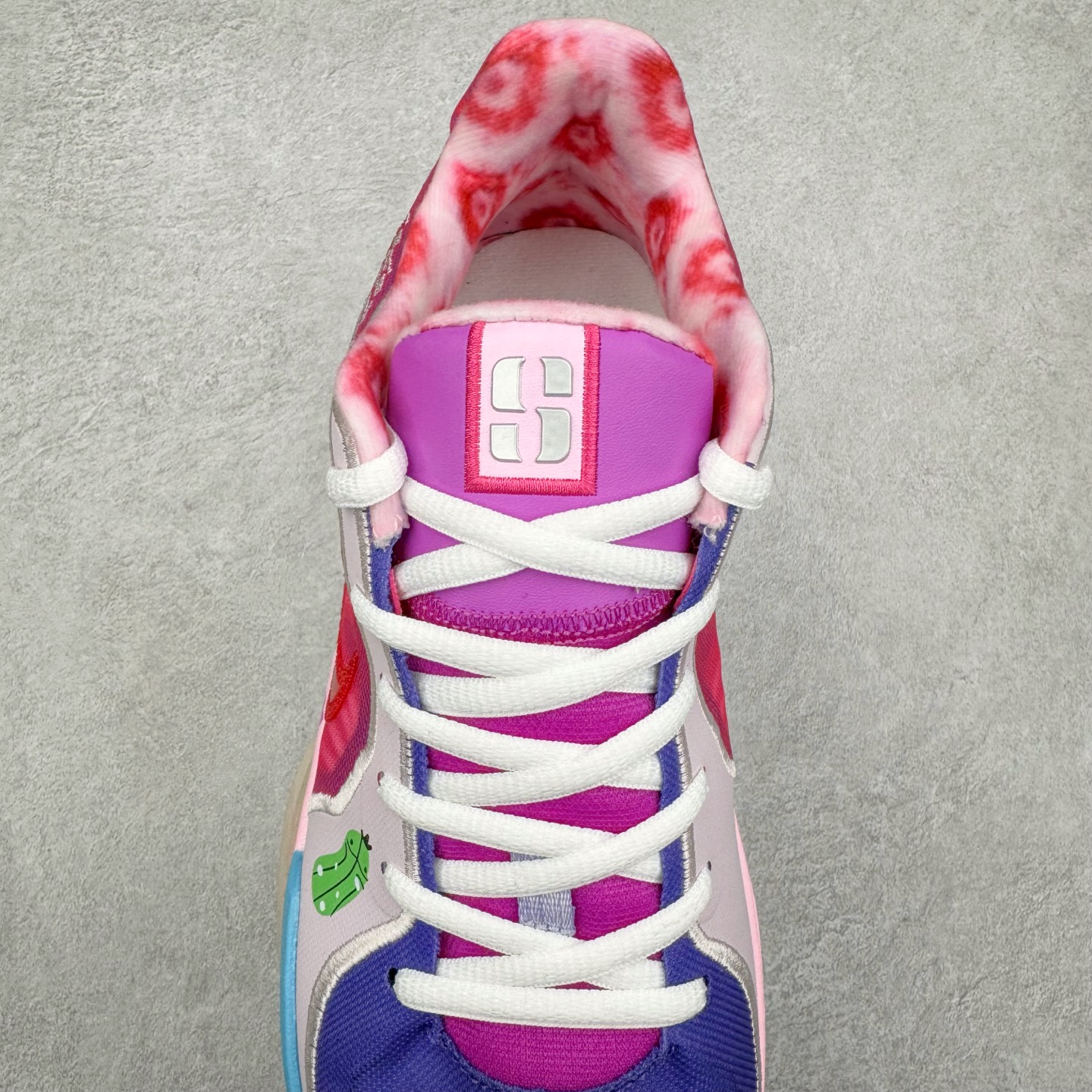 图片[5]-NK Sabrina 2 \’lonic\’ 萨布丽娜二代签名减震防滑低帮篮球鞋 FQ2174-103 灵感来自 lonescu 的罗马尼亚传统 在前掌和鞋眼处采用特殊图案 向传统的罗马尼亚艺术和建筑致敬 它配备了全掌 NK React 缓震系统 并在前脚掌处配备了 Zoom Air 气垫 大胆的任何人任何地方 信息嵌入中底 象征着 lonescu的竞争精神以及她相信梦想家可以来自任何地方 该鞋还包括带锁定中足束带系统 以帮助固定脚部 Sabrina 1 的这款产品采用光子粉尘、无烟煤色、紫红色梦幻、浅烟灰色和浅骨色配色方案 尺码：40 40.5 41 42 42.5 43 44 44.5 45 46-选品中心