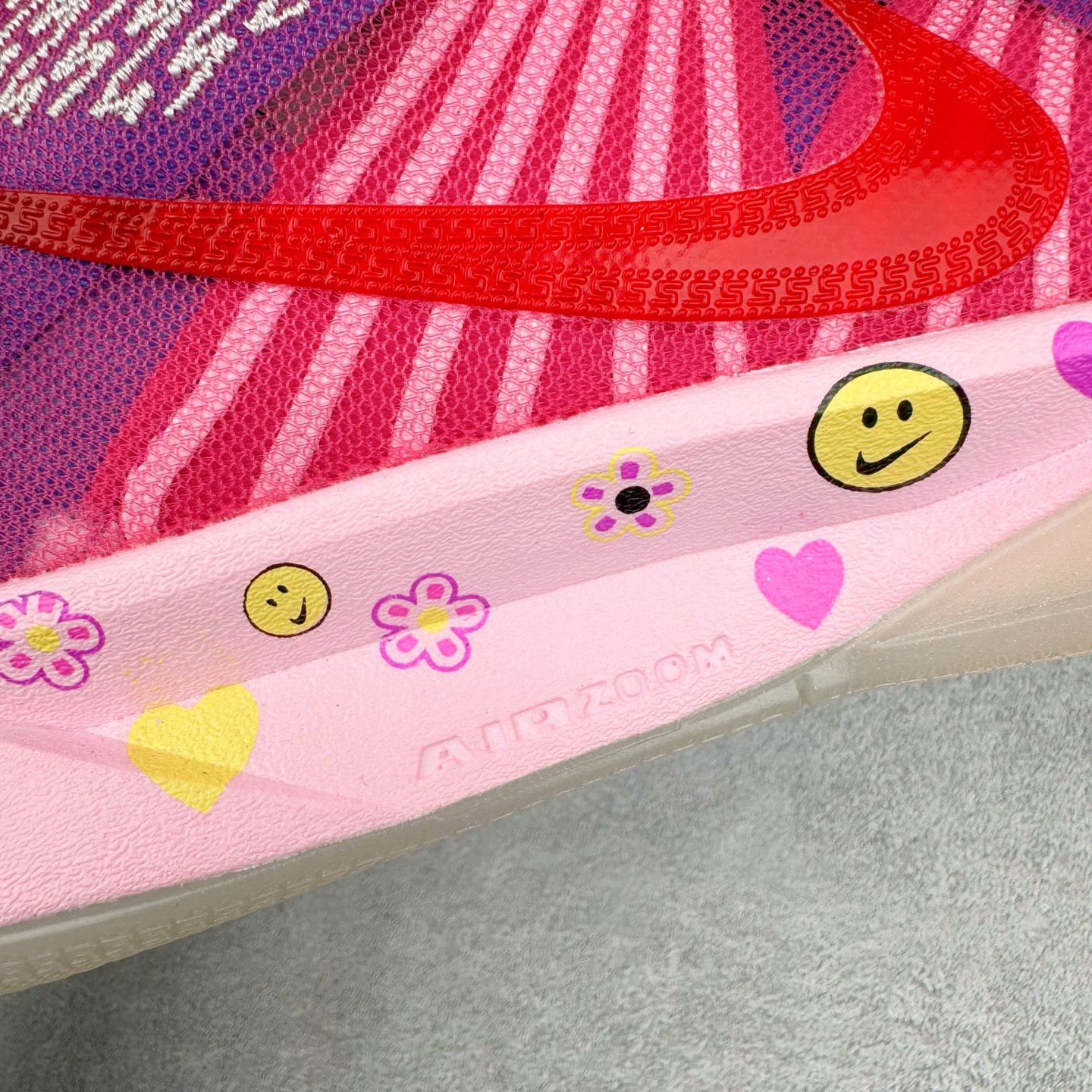 图片[15]-NK Sabrina 2 \’lonic\’ 萨布丽娜二代签名减震防滑低帮篮球鞋 FQ2174-103 灵感来自 lonescu 的罗马尼亚传统 在前掌和鞋眼处采用特殊图案 向传统的罗马尼亚艺术和建筑致敬 它配备了全掌 NK React 缓震系统 并在前脚掌处配备了 Zoom Air 气垫 大胆的任何人任何地方 信息嵌入中底 象征着 lonescu的竞争精神以及她相信梦想家可以来自任何地方 该鞋还包括带锁定中足束带系统 以帮助固定脚部 Sabrina 1 的这款产品采用光子粉尘、无烟煤色、紫红色梦幻、浅烟灰色和浅骨色配色方案 尺码：40 40.5 41 42 42.5 43 44 44.5 45 46-选品中心