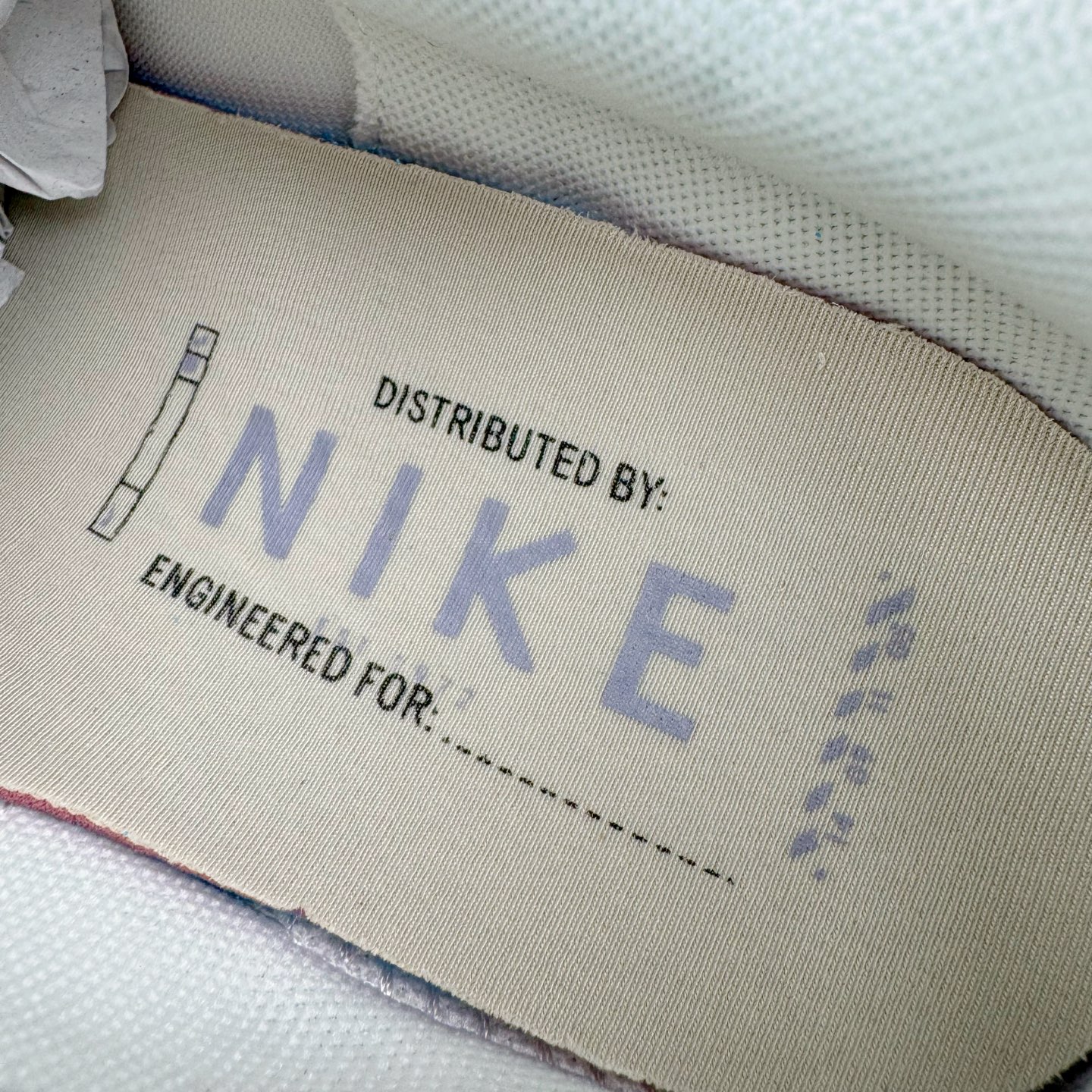 图片[13]-NK P-6000 系列低帮复古老爹风休闲运动舒适慢跑鞋 购入原鞋原装纸板楦头开发 独家私模四层组合大底 市场唯一正确版本 良心定价 新配色陆续出货 进口三文治网面 融合 Pegasus 过往运动鞋设计 助力 21 世纪早期跑步运动跃升时尚新高度 采用透气网眼布、运动风格线条和耐穿覆面 兼具吸睛外观和舒适感受 中底泡绵以田径赛道为灵感 打造厚实设计 缔造出众缓震性能 尺码：36 36.5 37.5 38 38.5 39 40 40.5 41 42 42.5 43 44 44.5 45-选品中心