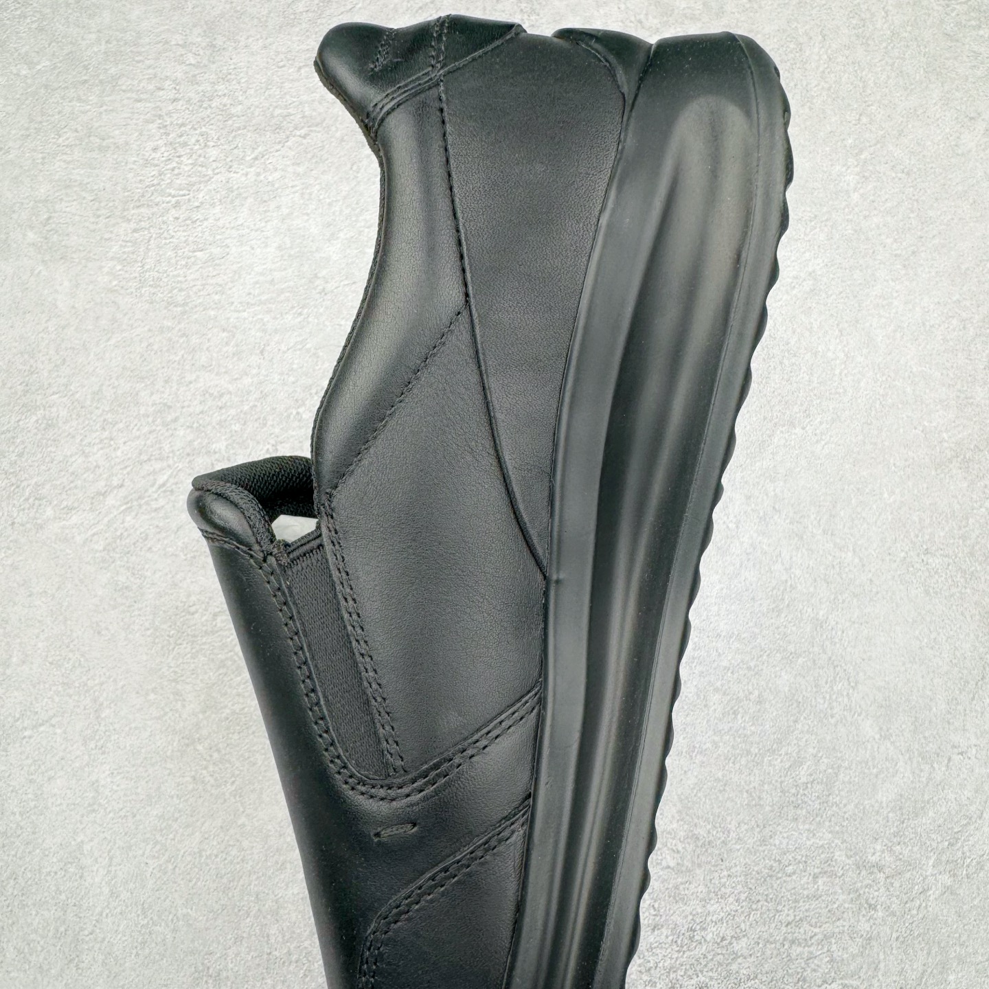 图片[7]-Ecco爱步男鞋新款运动鞋 跑鞋厚底增高老爹鞋 驱动系列全新款式 拼色拼接鞋面 时尚有型 牛皮与纺织品拼接 脚感舒适 出街有型 贴心套脚系带设计 舒适包裹双足 柔软细腻，亲肤透气 以摩托车粗犷胎纹为灵感 PU大底提供牵引性和支撑性 耐磨防滑提升稳定性 轻盈鞋底 舒适耐穿 户外出行 肆意洒脱 尺码：38 39 40 41 42 43 44（皮鞋码）-选品中心