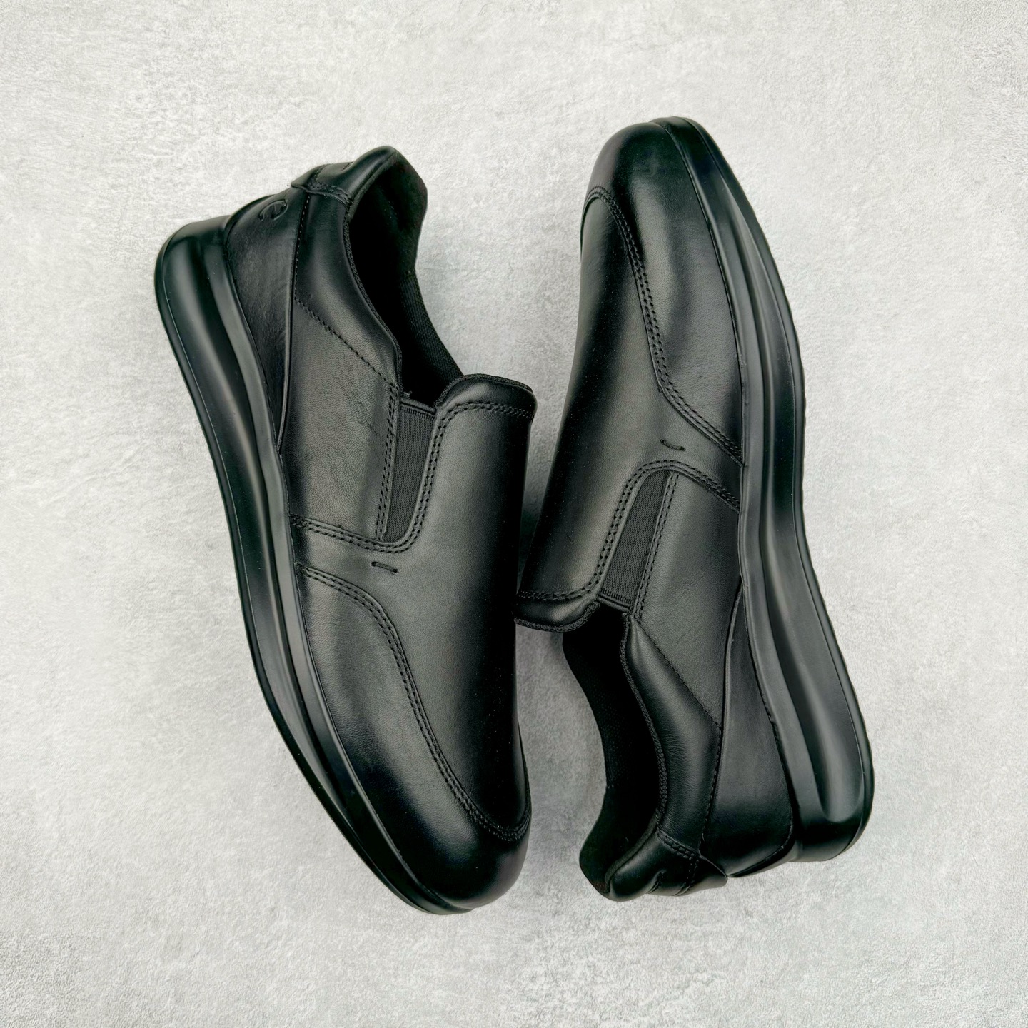 图片[3]-Ecco爱步男鞋新款运动鞋 跑鞋厚底增高老爹鞋 驱动系列全新款式 拼色拼接鞋面 时尚有型 牛皮与纺织品拼接 脚感舒适 出街有型 贴心套脚系带设计 舒适包裹双足 柔软细腻，亲肤透气 以摩托车粗犷胎纹为灵感 PU大底提供牵引性和支撑性 耐磨防滑提升稳定性 轻盈鞋底 舒适耐穿 户外出行 肆意洒脱 尺码：38 39 40 41 42 43 44（皮鞋码）-选品中心