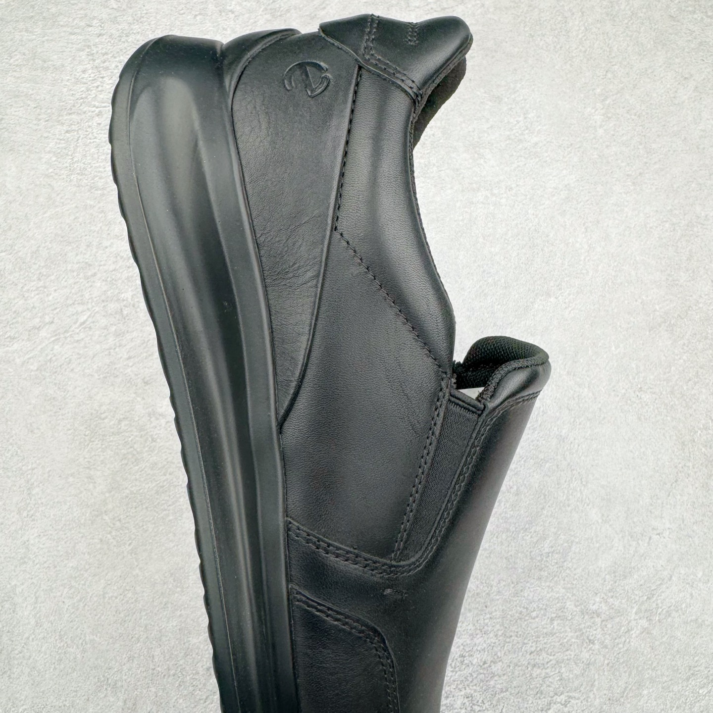 图片[6]-Ecco爱步男鞋新款运动鞋 跑鞋厚底增高老爹鞋 驱动系列全新款式 拼色拼接鞋面 时尚有型 牛皮与纺织品拼接 脚感舒适 出街有型 贴心套脚系带设计 舒适包裹双足 柔软细腻，亲肤透气 以摩托车粗犷胎纹为灵感 PU大底提供牵引性和支撑性 耐磨防滑提升稳定性 轻盈鞋底 舒适耐穿 户外出行 肆意洒脱 尺码：38 39 40 41 42 43 44（皮鞋码）-选品中心