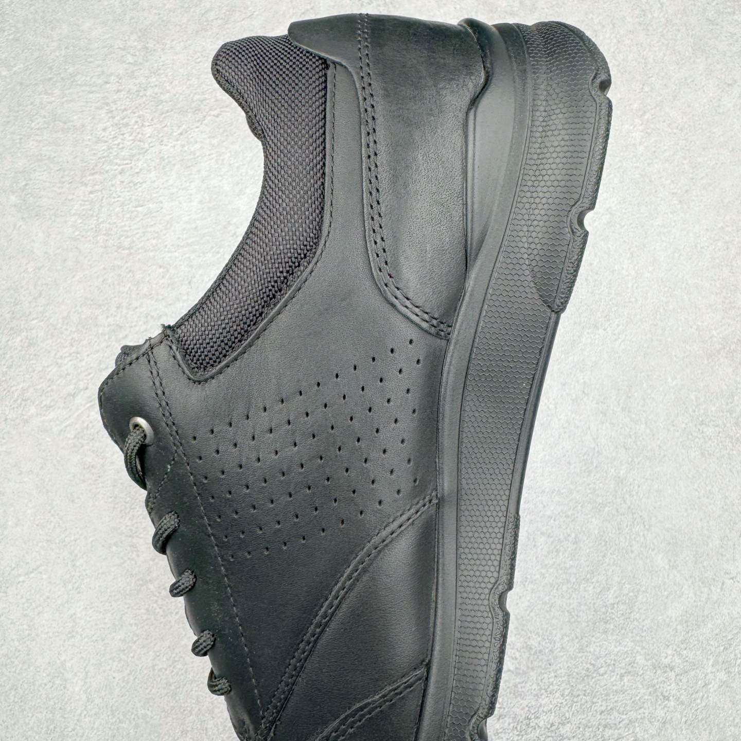 图片[7]-Ecco爱步男鞋新款运动鞋 跑鞋厚底增高老爹鞋 驱动系列全新款式 拼色拼接鞋面 时尚有型 牛皮与纺织品拼接 脚感舒适 出街有型 贴心套脚系带设计 舒适包裹双足 柔软细腻，亲肤透气 以摩托车粗犷胎纹为灵感 PU大底提供牵引性和支撑性 耐磨防滑提升稳定性 轻盈鞋底 舒适耐穿 户外出行 肆意洒脱 尺码：38 39 40 41 42 43 44（皮鞋码）-选品中心