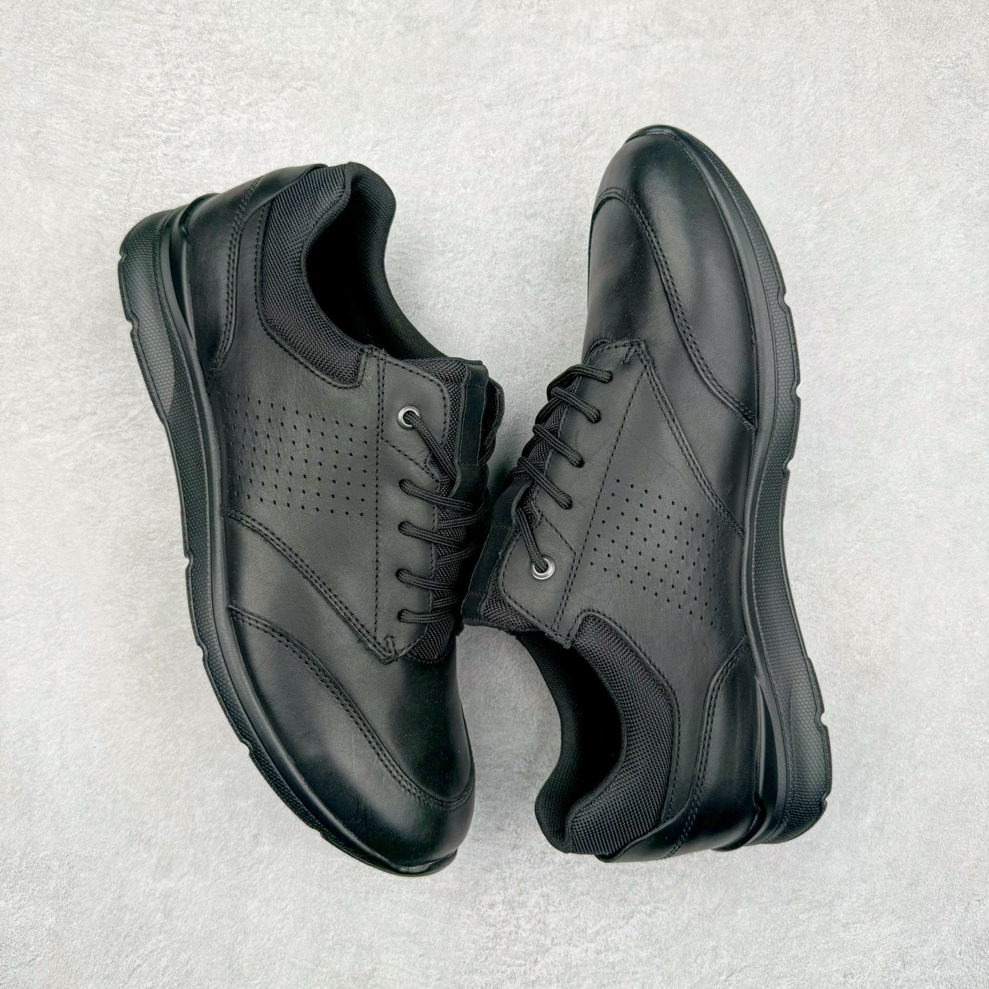 图片[3]-Ecco爱步男鞋新款运动鞋 跑鞋厚底增高老爹鞋 驱动系列全新款式 拼色拼接鞋面 时尚有型 牛皮与纺织品拼接 脚感舒适 出街有型 贴心套脚系带设计 舒适包裹双足 柔软细腻，亲肤透气 以摩托车粗犷胎纹为灵感 PU大底提供牵引性和支撑性 耐磨防滑提升稳定性 轻盈鞋底 舒适耐穿 户外出行 肆意洒脱 尺码：38 39 40 41 42 43 44（皮鞋码）-选品中心