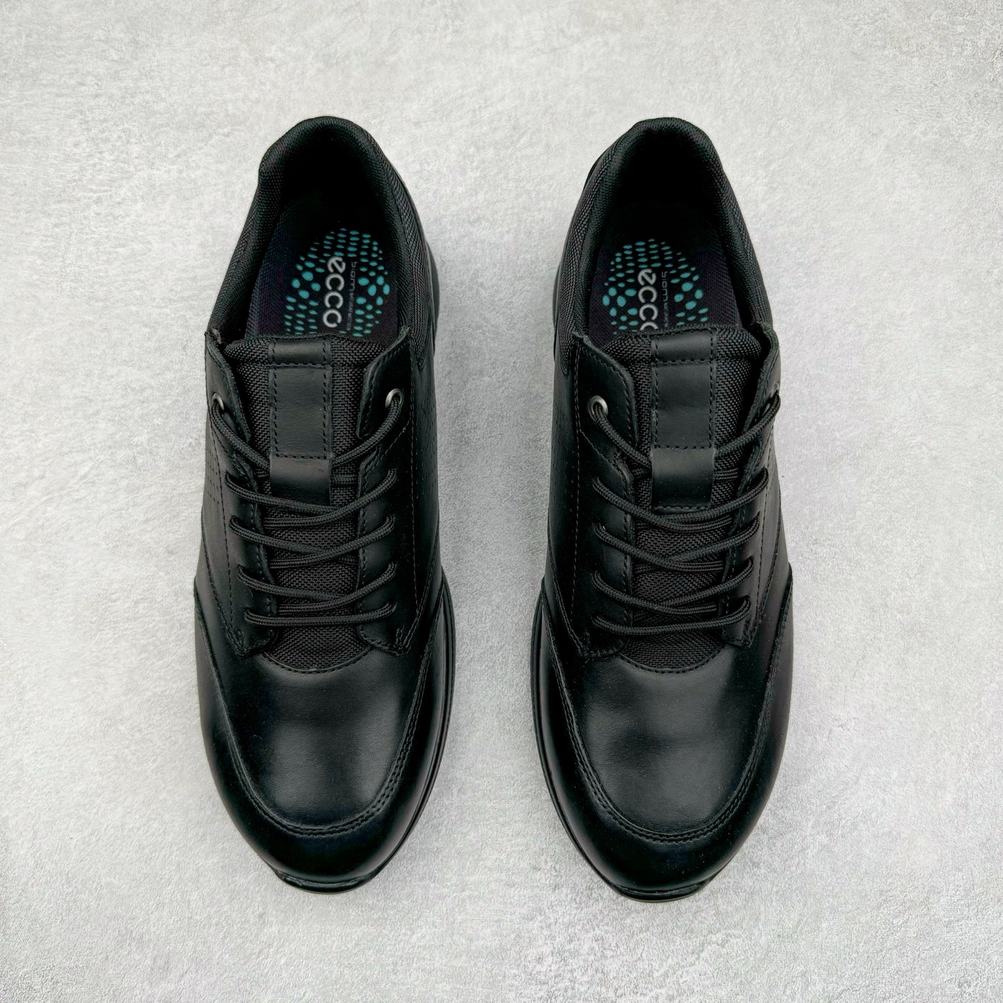 图片[2]-Ecco爱步男鞋新款运动鞋 跑鞋厚底增高老爹鞋 驱动系列全新款式 拼色拼接鞋面 时尚有型 牛皮与纺织品拼接 脚感舒适 出街有型 贴心套脚系带设计 舒适包裹双足 柔软细腻，亲肤透气 以摩托车粗犷胎纹为灵感 PU大底提供牵引性和支撑性 耐磨防滑提升稳定性 轻盈鞋底 舒适耐穿 户外出行 肆意洒脱 尺码：38 39 40 41 42 43 44（皮鞋码）-选品中心