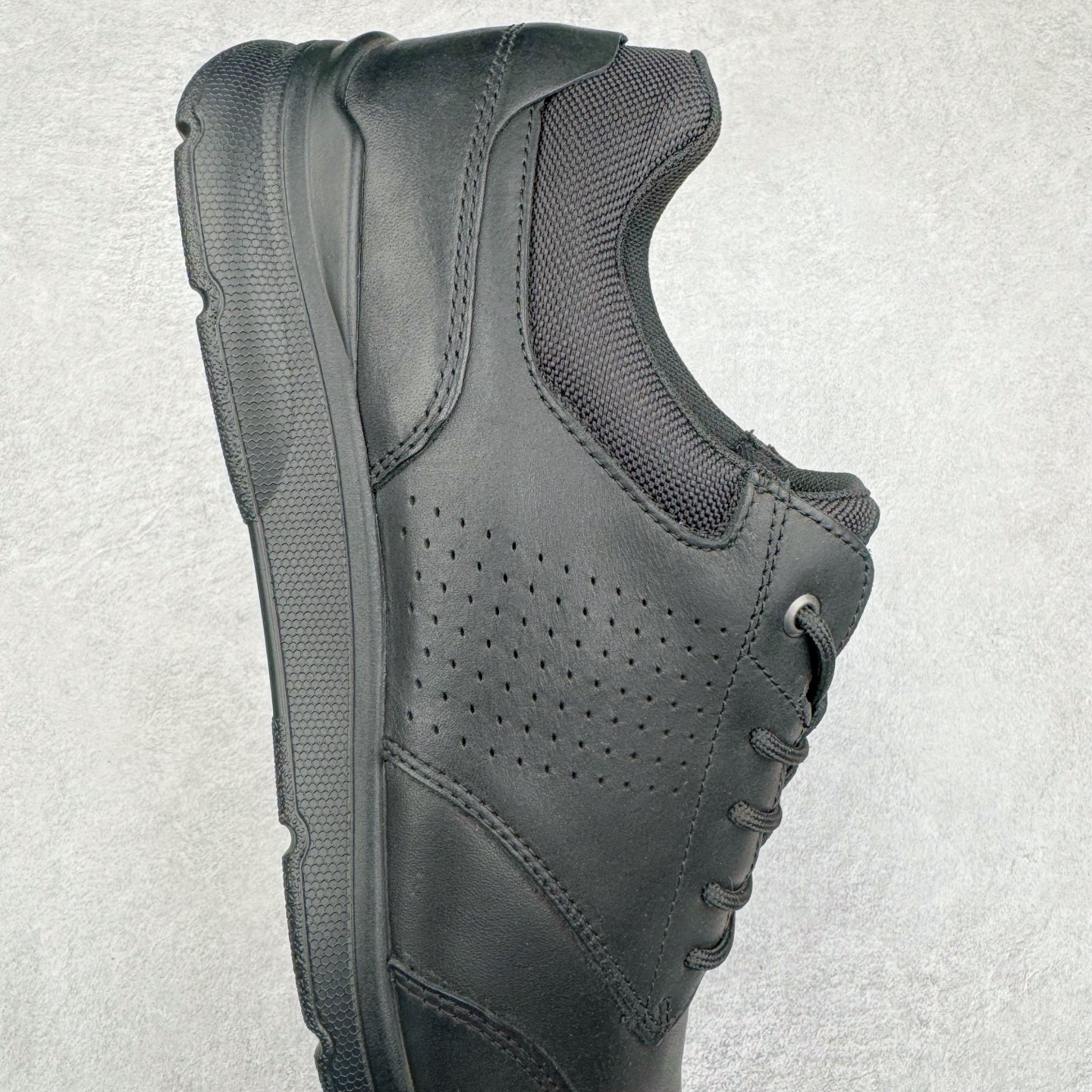 图片[6]-Ecco爱步男鞋新款运动鞋 跑鞋厚底增高老爹鞋 驱动系列全新款式 拼色拼接鞋面 时尚有型 牛皮与纺织品拼接 脚感舒适 出街有型 贴心套脚系带设计 舒适包裹双足 柔软细腻，亲肤透气 以摩托车粗犷胎纹为灵感 PU大底提供牵引性和支撑性 耐磨防滑提升稳定性 轻盈鞋底 舒适耐穿 户外出行 肆意洒脱 尺码：38 39 40 41 42 43 44（皮鞋码）-选品中心