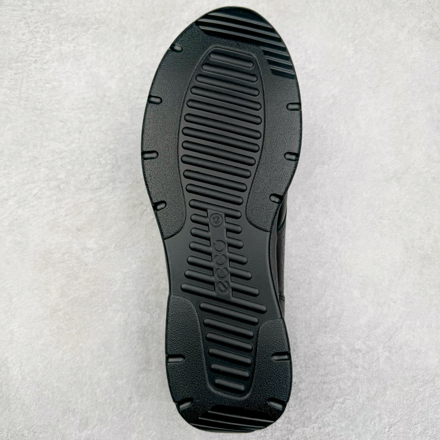 图片[9]-Ecco爱步男鞋新款运动鞋 跑鞋厚底增高老爹鞋 驱动系列全新款式 拼色拼接鞋面 时尚有型 牛皮与纺织品拼接 脚感舒适 出街有型 贴心套脚系带设计 舒适包裹双足 柔软细腻，亲肤透气 以摩托车粗犷胎纹为灵感 PU大底提供牵引性和支撑性 耐磨防滑提升稳定性 轻盈鞋底 舒适耐穿 户外出行 肆意洒脱 尺码：38 39 40 41 42 43 44（皮鞋码）-选品中心