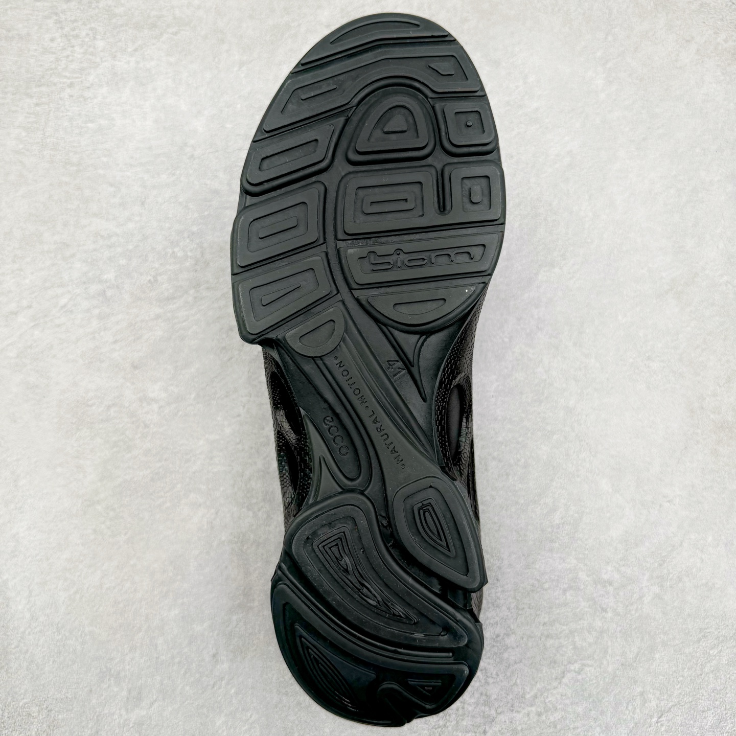 图片[9]-Ecco爱步男鞋新款运动鞋 跑鞋厚底增高老爹鞋 驱动系列全新款式 拼色拼接鞋面 时尚有型 牛皮与纺织品拼接 脚感舒适 出街有型 贴心套脚系带设计 舒适包裹双足 柔软细腻，亲肤透气 以摩托车粗犷胎纹为灵感 PU大底提供牵引性和支撑性 耐磨防滑提升稳定性 轻盈鞋底 舒适耐穿 户外出行 肆意洒脱 尺码：38 39 40 41 42 43 44（皮鞋码）-选品中心