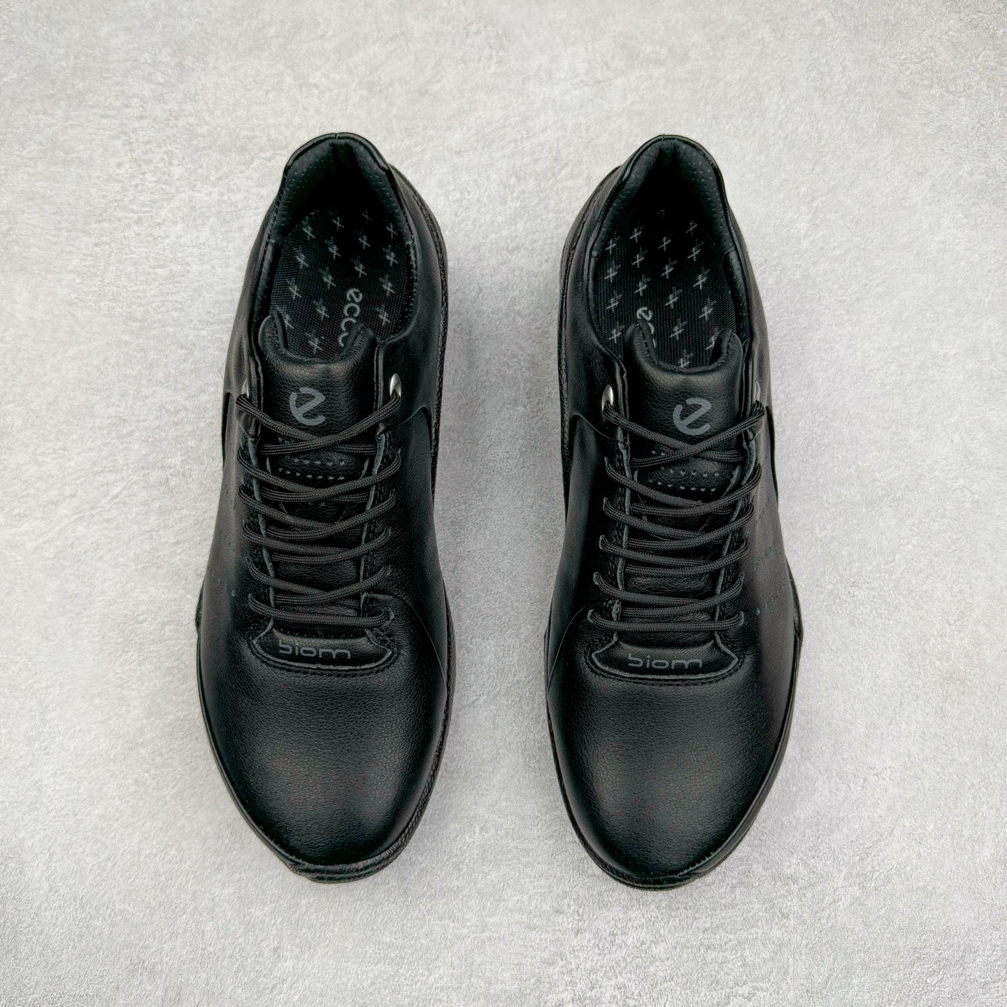 图片[2]-Ecco爱步男鞋新款运动鞋 跑鞋厚底增高老爹鞋 驱动系列全新款式 拼色拼接鞋面 时尚有型 牛皮与纺织品拼接 脚感舒适 出街有型 贴心套脚系带设计 舒适包裹双足 柔软细腻，亲肤透气 以摩托车粗犷胎纹为灵感 PU大底提供牵引性和支撑性 耐磨防滑提升稳定性 轻盈鞋底 舒适耐穿 户外出行 肆意洒脱 尺码：38 39 40 41 42 43 44（皮鞋码）-选品中心