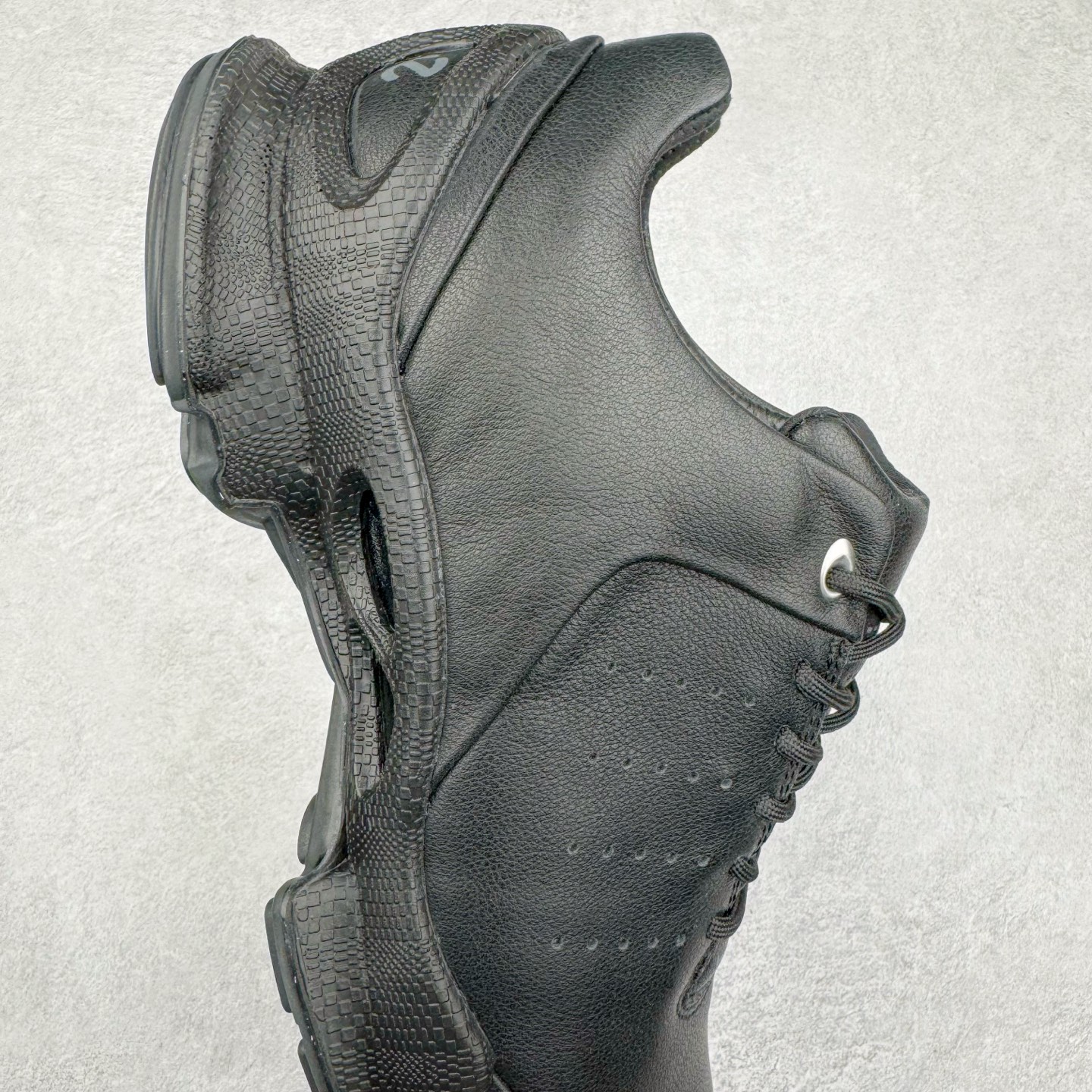 图片[6]-Ecco爱步男鞋新款运动鞋 跑鞋厚底增高老爹鞋 驱动系列全新款式 拼色拼接鞋面 时尚有型 牛皮与纺织品拼接 脚感舒适 出街有型 贴心套脚系带设计 舒适包裹双足 柔软细腻，亲肤透气 以摩托车粗犷胎纹为灵感 PU大底提供牵引性和支撑性 耐磨防滑提升稳定性 轻盈鞋底 舒适耐穿 户外出行 肆意洒脱 尺码：38 39 40 41 42 43 44（皮鞋码）-选品中心