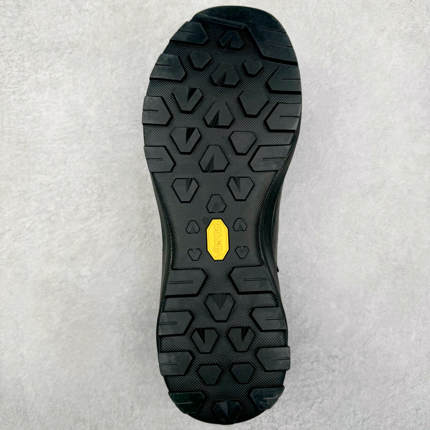 图片[9]-＃GD广顶 Arcteryx Vertex Alpine Gtx 始祖鸟舒适百搭 防滑耐磨中帮户外功能鞋 独家原底面配置 全套原厂生产指令 内外盒标包装纸鞋带配件均同步公司 公司一样的东西 放心开冲 外贸 零售 裸鞋 渠道货 随意操作 承诺半个月内开胶直接换新 尺码：39.5 40 40.5 41 42 42.5 43 44 44.5 45-选品中心