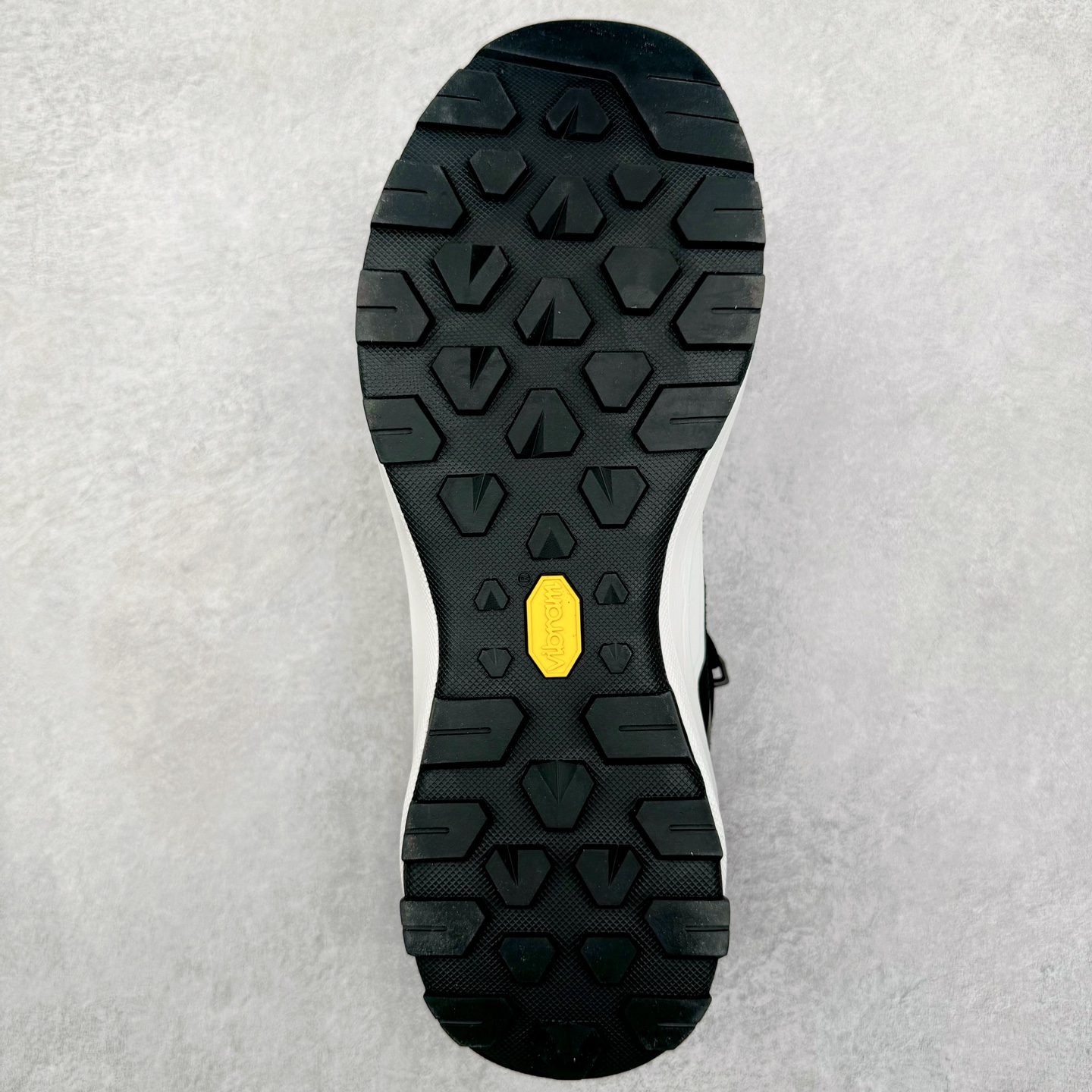 图片[9]-＃GD广顶 Arcteryx Vertex Alpine Gtx 始祖鸟舒适百搭 防滑耐磨中帮户外功能鞋 独家原底面配置 全套原厂生产指令 内外盒标包装纸鞋带配件均同步公司 公司一样的东西 放心开冲 外贸 零售 裸鞋 渠道货 随意操作 承诺半个月内开胶直接换新 尺码：39.5 40 40.5 41 42 42.5 43 44 44.5 45-选品中心