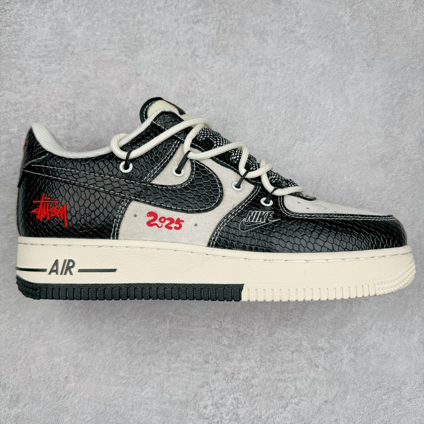 NK Air Force 1´07 Low 空军一号低帮百搭休闲运动板鞋 DM6688-013 柔软、弹性十足的缓震性能和出色的中底设计 横跨复古与现代的外型结合 造就出风靡全球 三十多年的Force 1 直到今天还深受青睐 尺码：36 36.5 37.5 38 38.5 39 40 40.5 41 42 42.5 43 44 44.5 45-选品中心