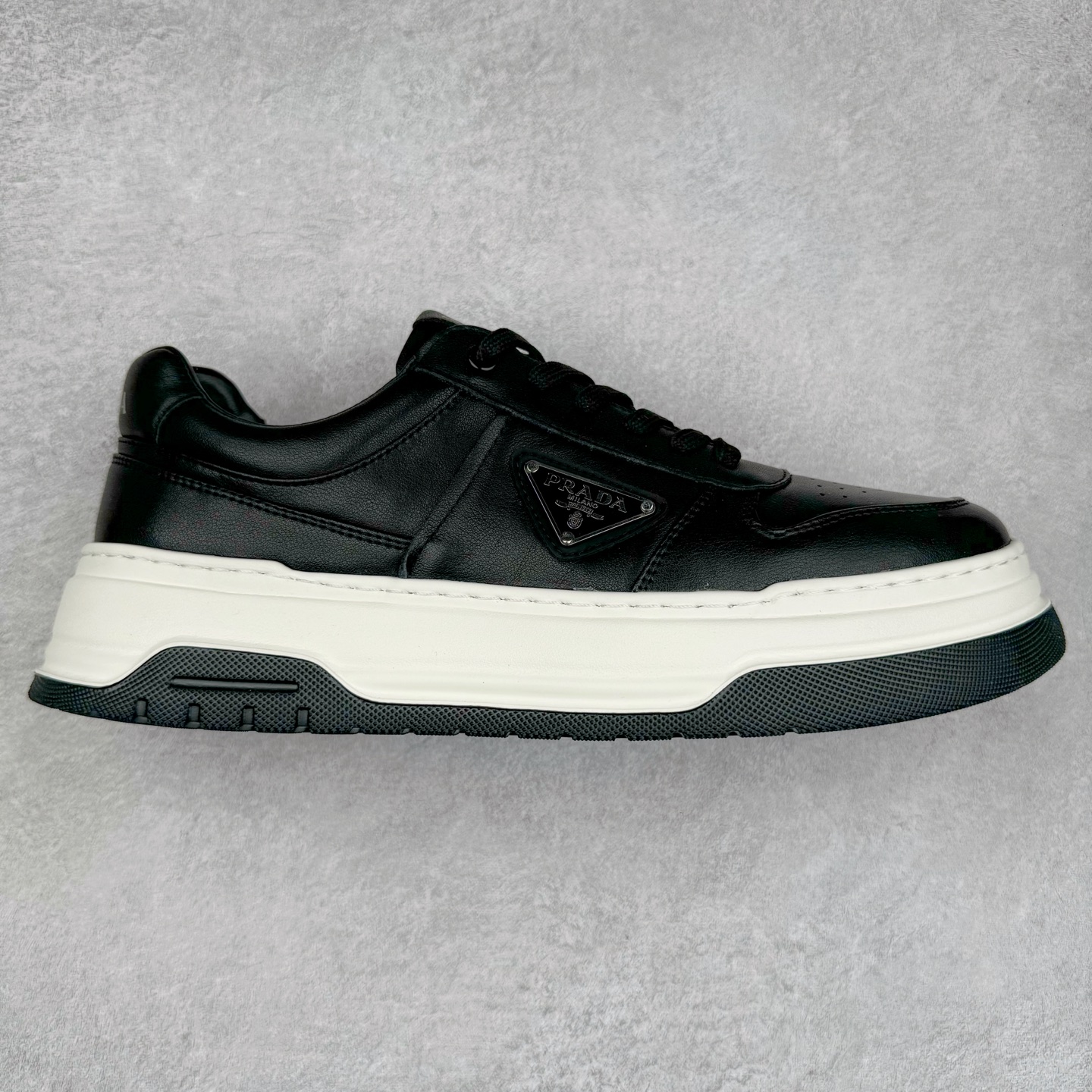 Prada Cloudbust Thunder Low Sneakers 普拉达老爹百搭休闲运动男鞋系列 广东大厂品质 25ss早春新款 专柜同步 Prada Cloudbust Thunder运动鞋设计以雕塑感设计重新演绎PRADA男士风格，独具时尚个性风格。大气个性更潮更抢眼更追求档次，它将颠覆旧念，与您共度时尚潮人必备! 面料采用原版进口小牛皮 牛皮内里垫脚 橡胶发泡大底 轻便防滑耐磨 脚感舒适 款式耐看做工精细 配以简洁利落的鞋楦 彰显男人的果敢和硬朗 尺码：39-44（皮鞋码）-选品中心