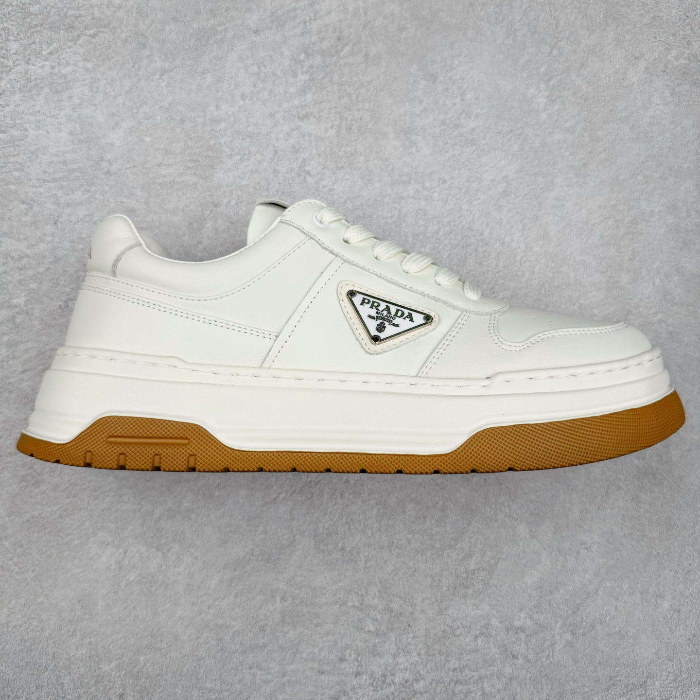 Prada Cloudbust Thunder Low Sneakers 普拉达老爹百搭休闲运动男鞋系列 广东大厂品质 25ss早春新款 专柜同步 Prada Cloudbust Thunder运动鞋设计以雕塑感设计重新演绎PRADA男士风格，独具时尚个性风格。大气个性更潮更抢眼更追求档次，它将颠覆旧念，与您共度时尚潮人必备! 面料采用原版进口小牛皮 牛皮内里垫脚 橡胶发泡大底 轻便防滑耐磨 脚感舒适 款式耐看做工精细 配以简洁利落的鞋楦 彰显男人的果敢和硬朗 尺码：39-44（皮鞋码）-选品中心