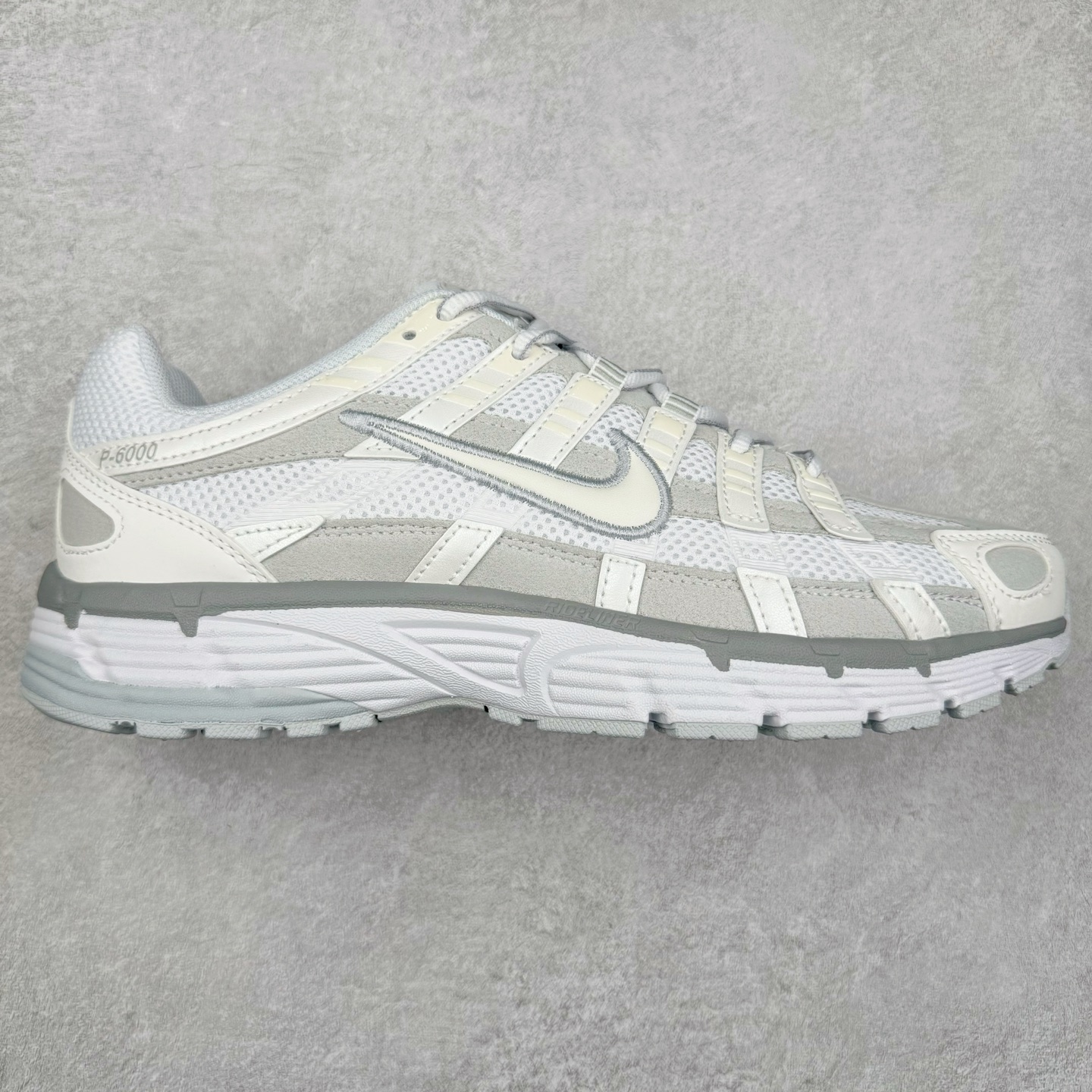 NK P-6000 系列低帮复古老爹风休闲运动舒适慢跑鞋 购入原鞋原装纸板楦头开发 独家私模四层组合大底 市场唯一正确版本 良心定价 新配色陆续出货 进口三文治网面 融合 Pegasus 过往运动鞋设计 助力 21 世纪早期跑步运动跃升时尚新高度 采用透气网眼布、运动风格线条和耐穿覆面 兼具吸睛外观和舒适感受 中底泡绵以田径赛道为灵感 打造厚实设计 缔造出众缓震性能 尺码：36 36.5 37.5 38 38.5 39 40 40.5 41 42 42.5 43 44 44.5 45-选品中心